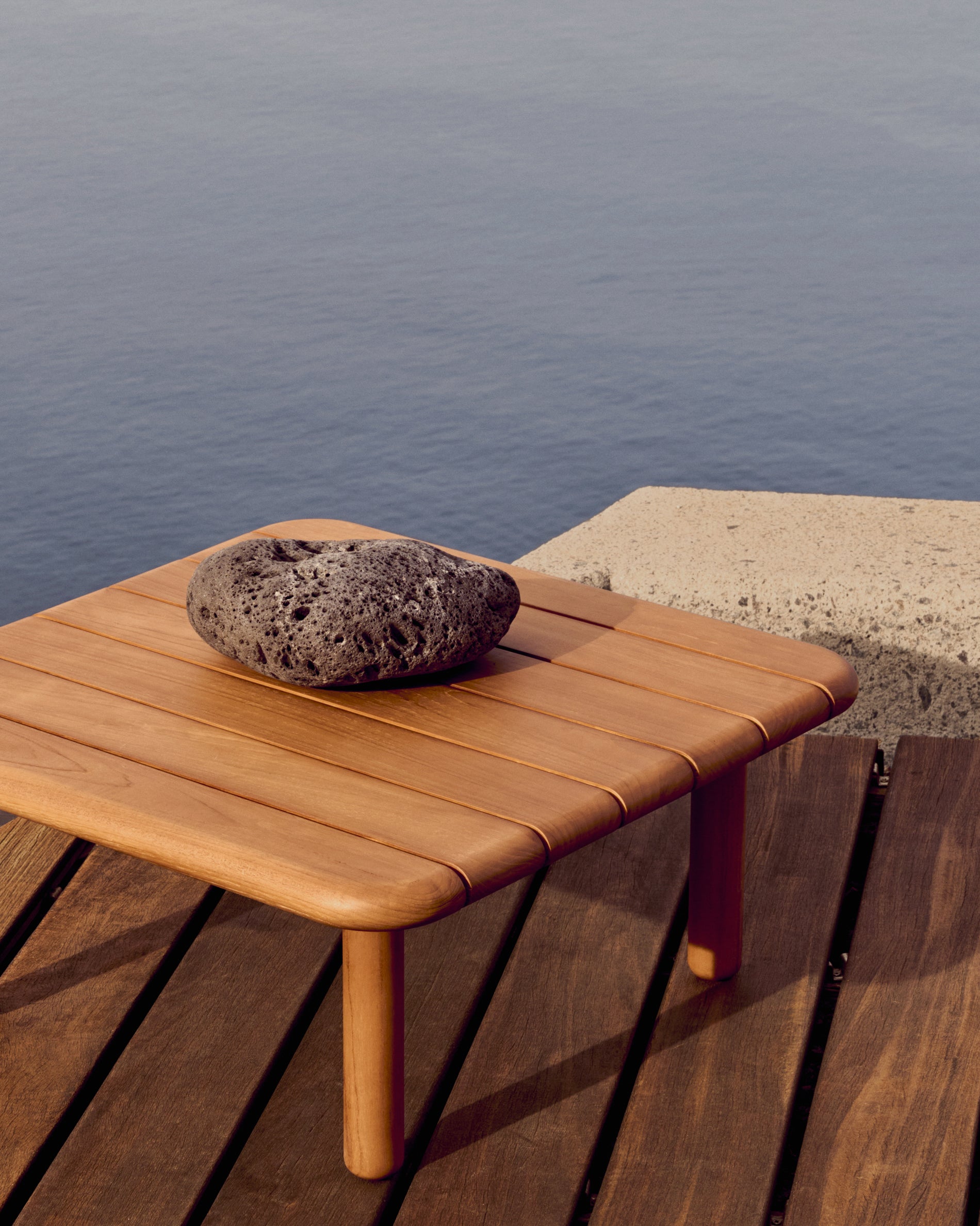 Turqueta coffee table made from solid teak wood, 70 x 70 cm, FSC 100% - Lifestyle