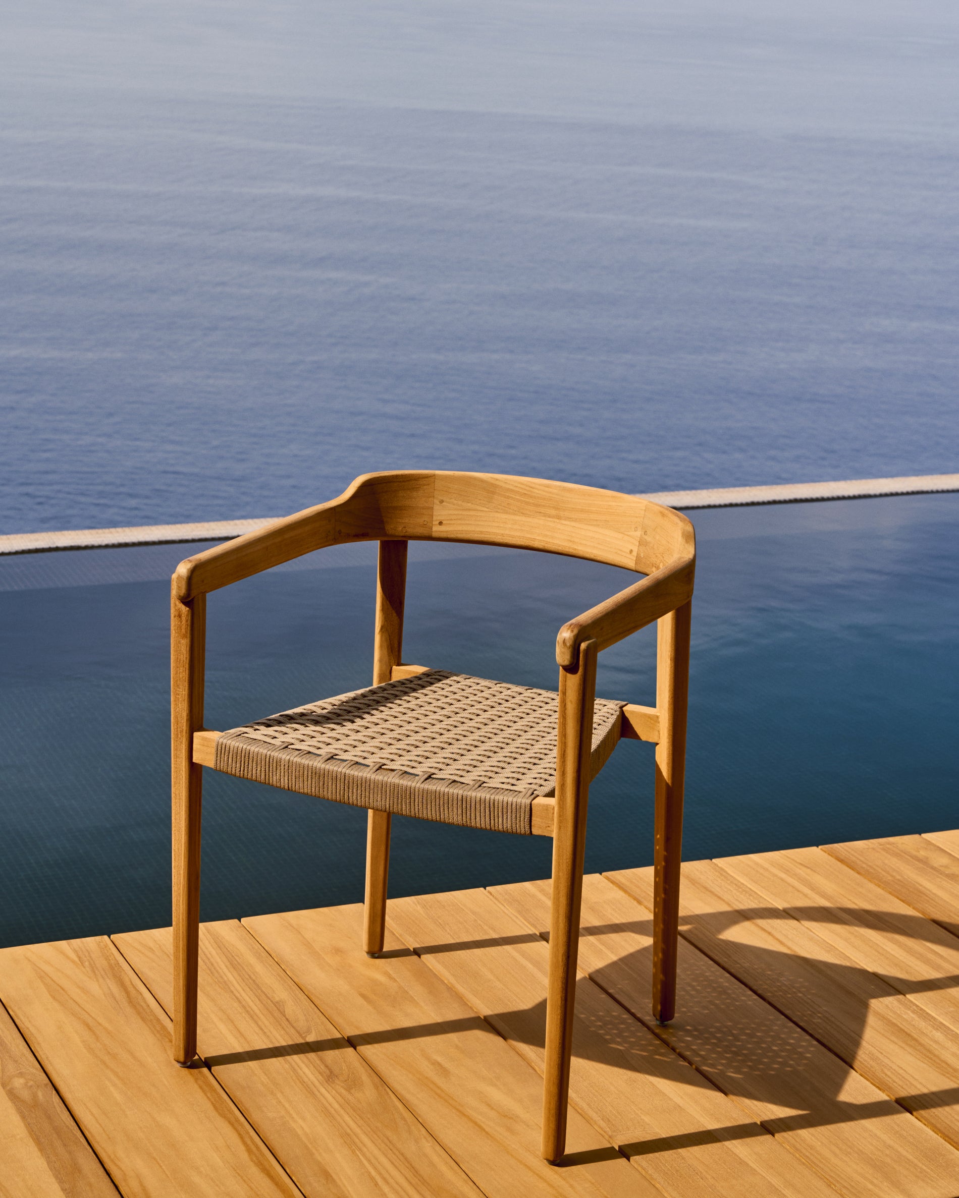 Icaro chair in solid teak wood with natural finish and black rope rope, 100% FSC