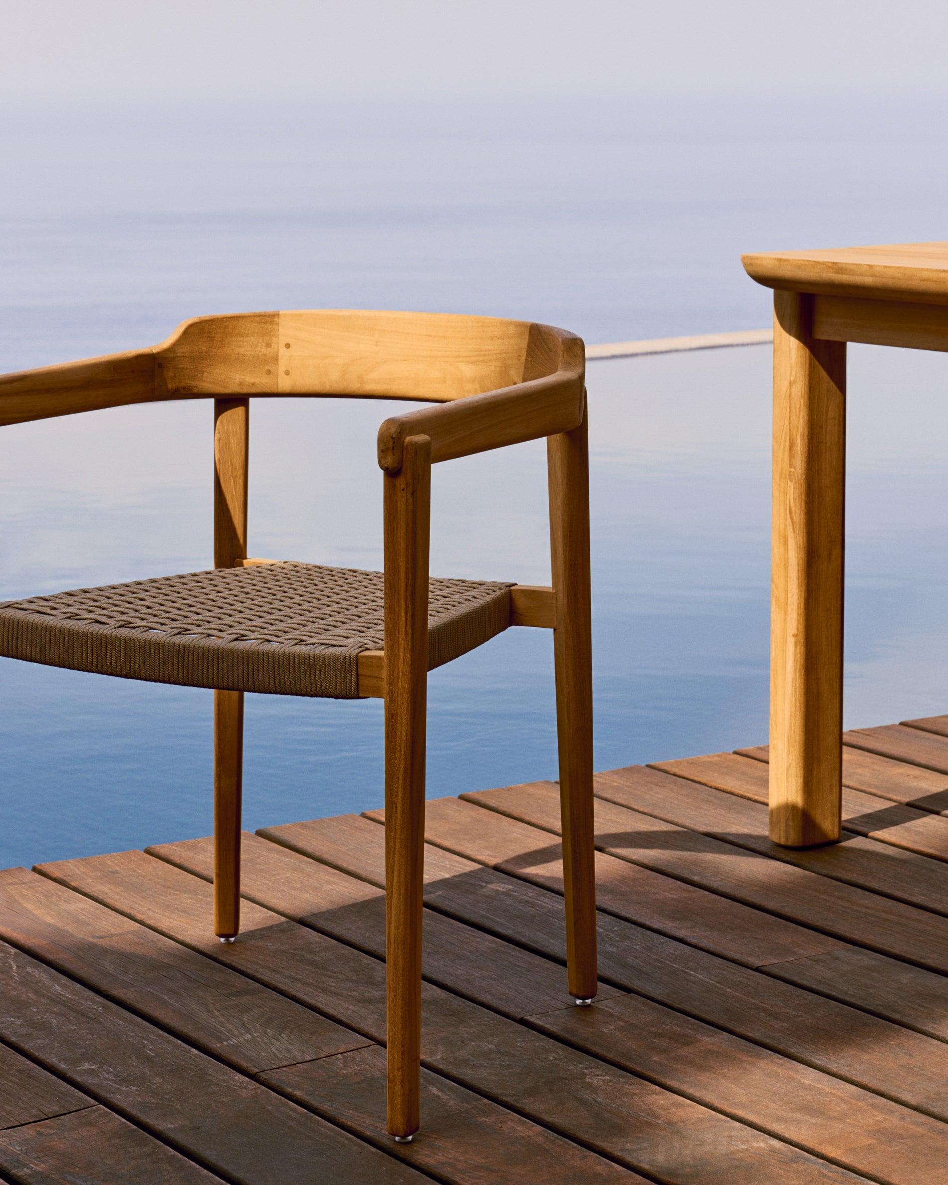 Icaro chair in solid teak wood with natural finish and black rope rope, 100% FSC