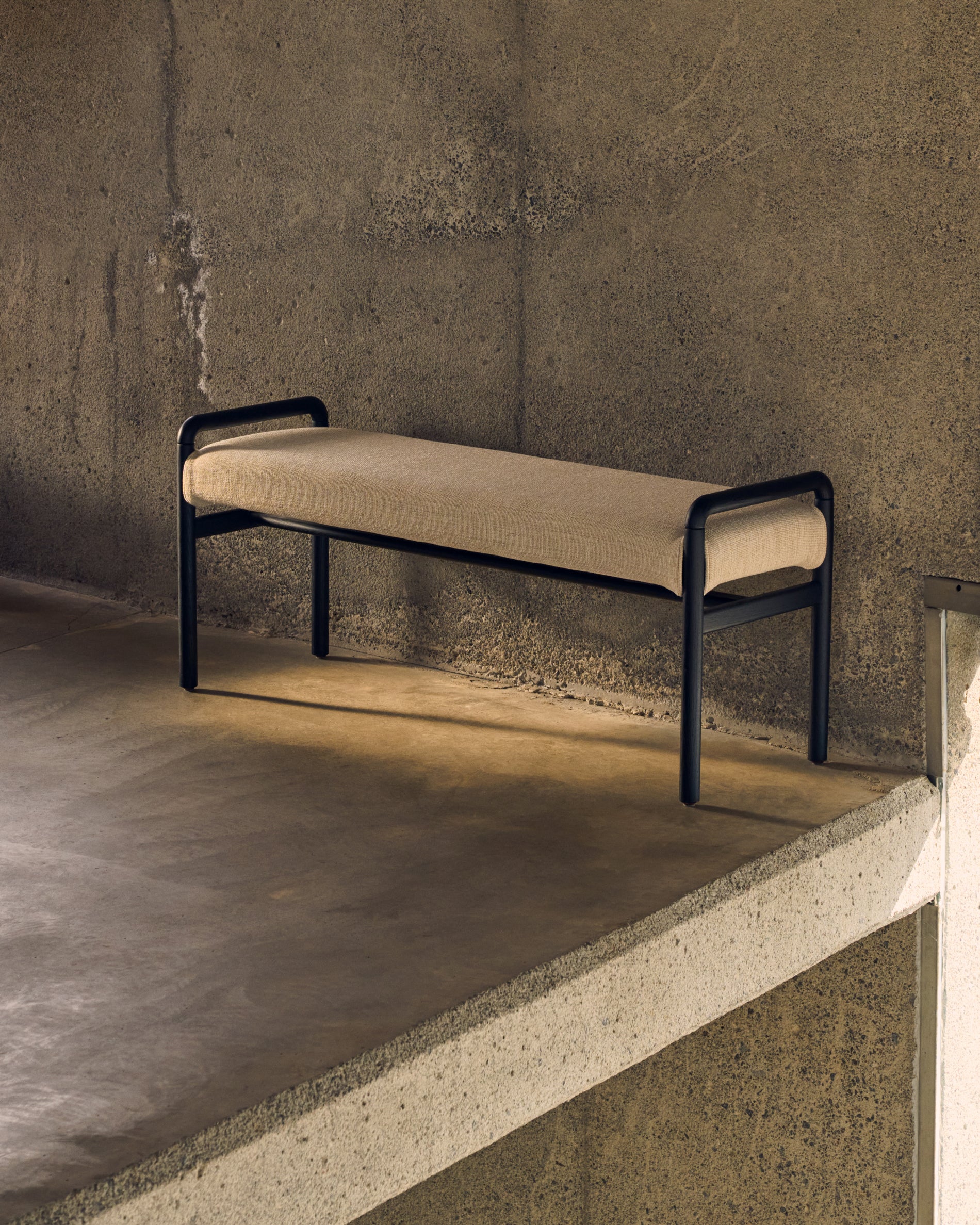 Macaret bench with removable cover, solid oak with black coating, 120 cm FSC Mix Credit