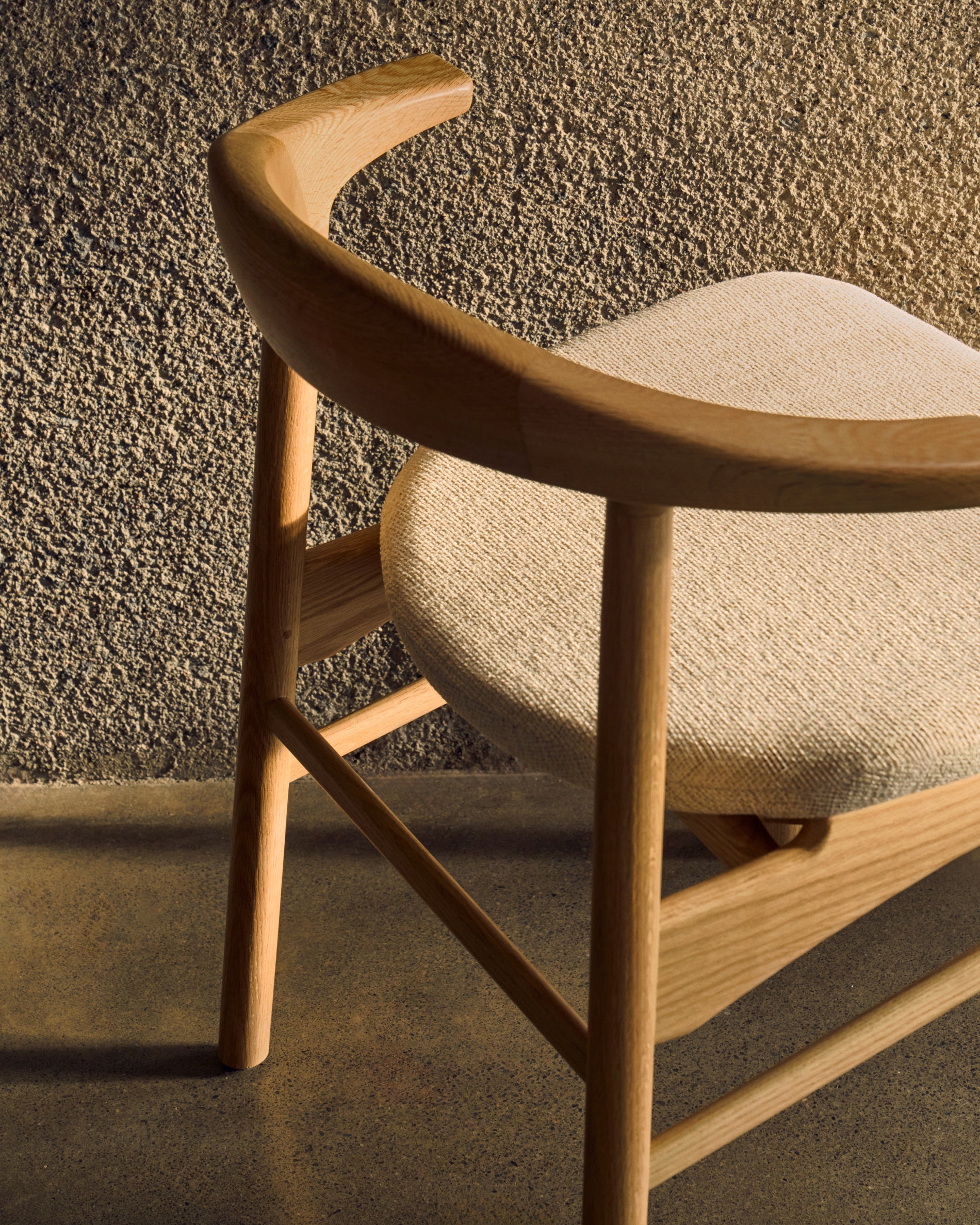 Timons chair with removable cover in beige chenille, solid oak with natural finish, FSC Mix Credit