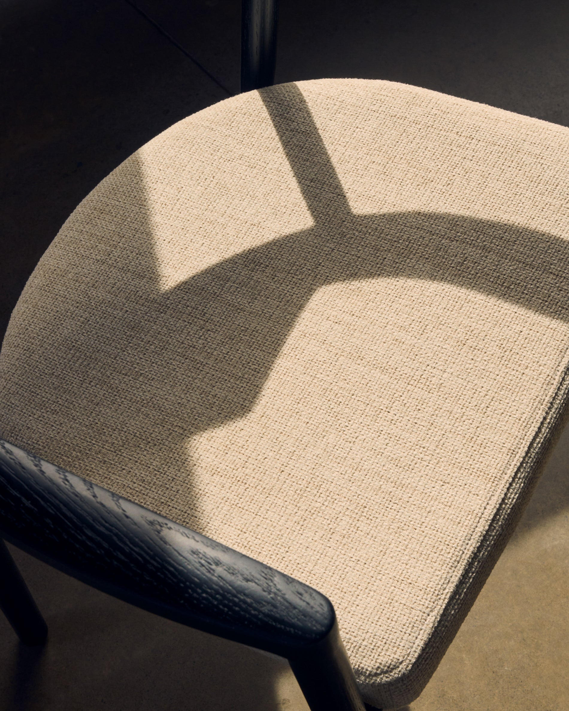 Low chair with removable cover in beige chenille, solid oak with black finish FSC Mix Credit