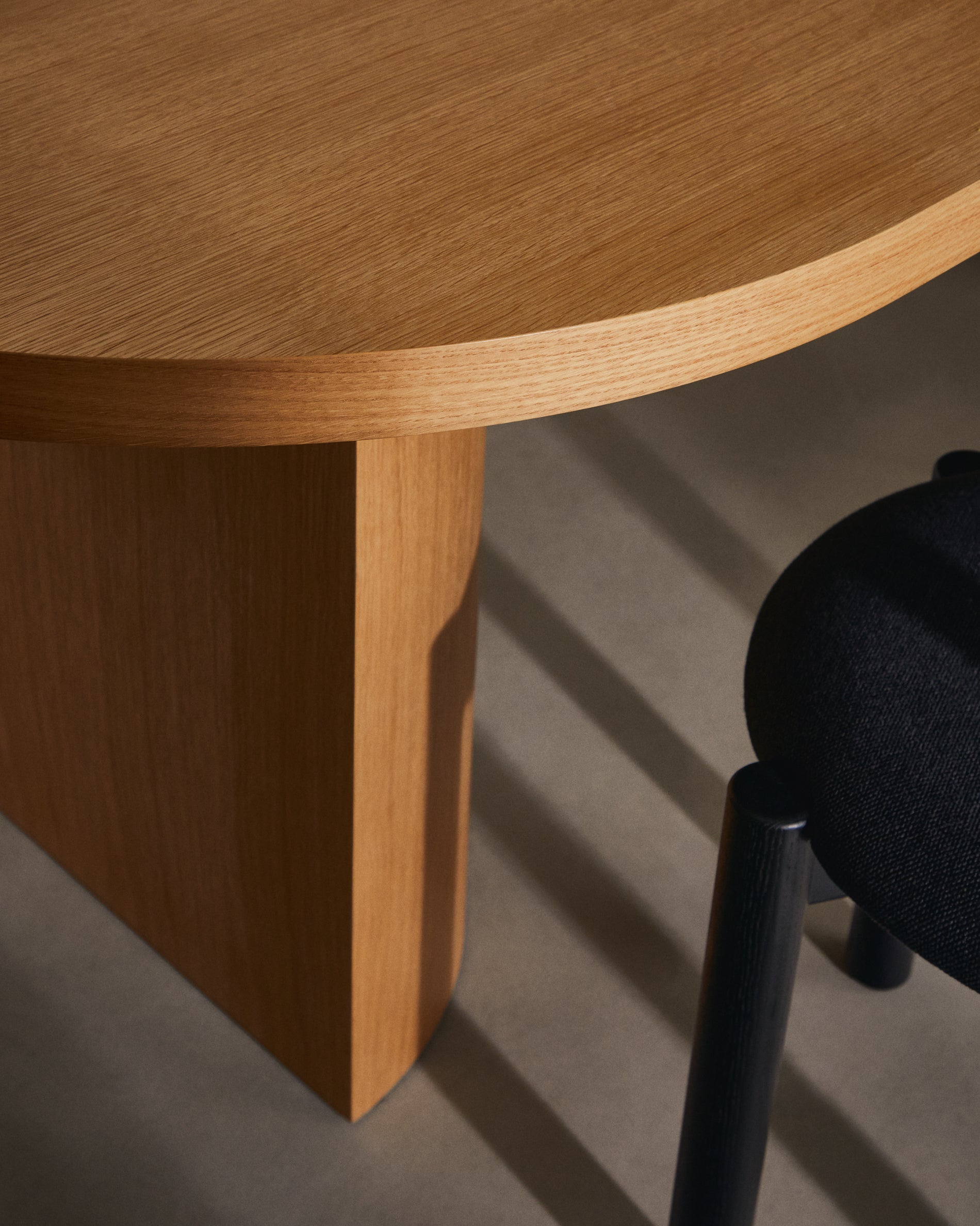 Nealy table with an oak veneer in a natural finish, 200 x 100 cm - Lifestyle