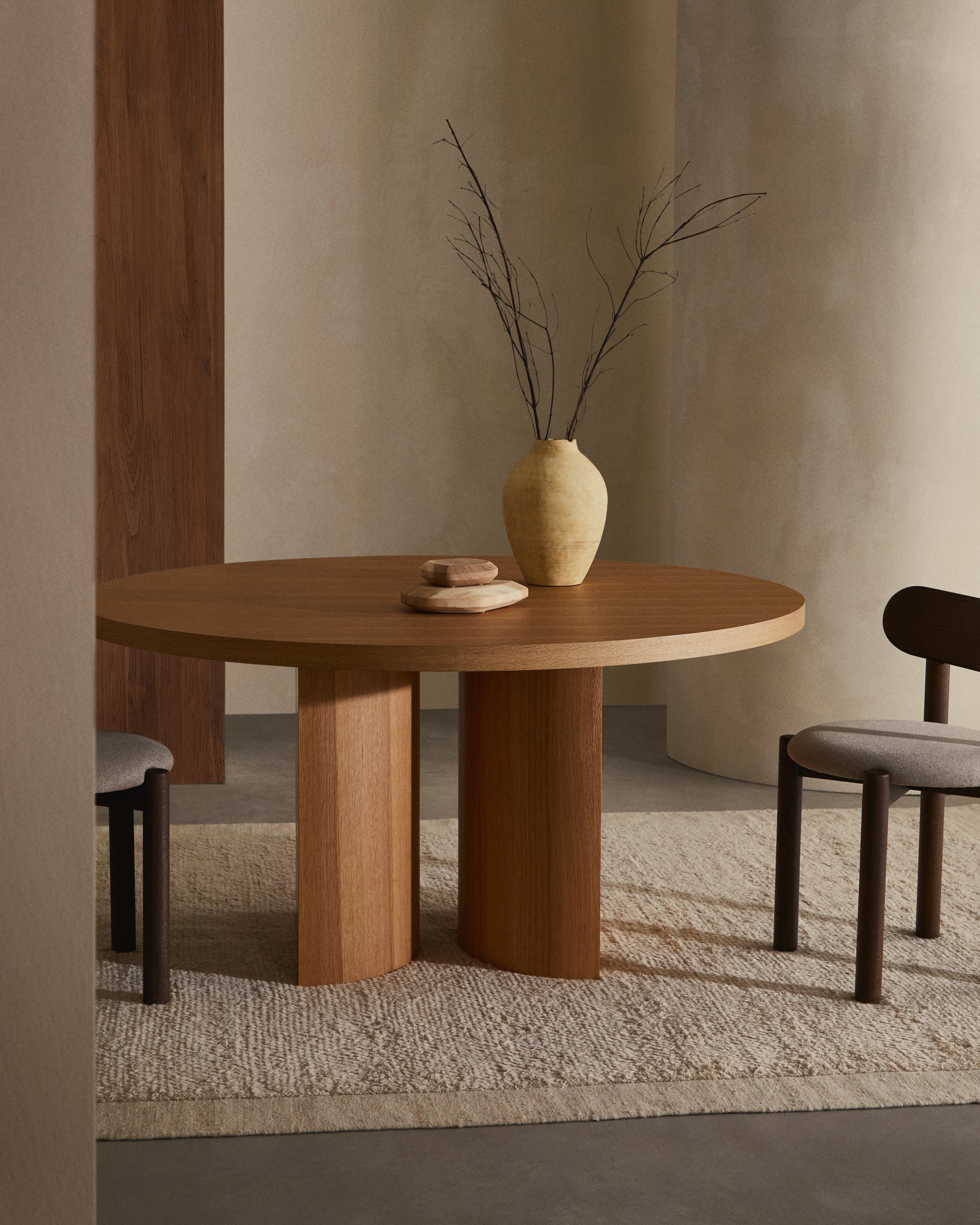 Nealy round table with an oak veneer in a natural finish, Ø 150 cm - Lifestyle