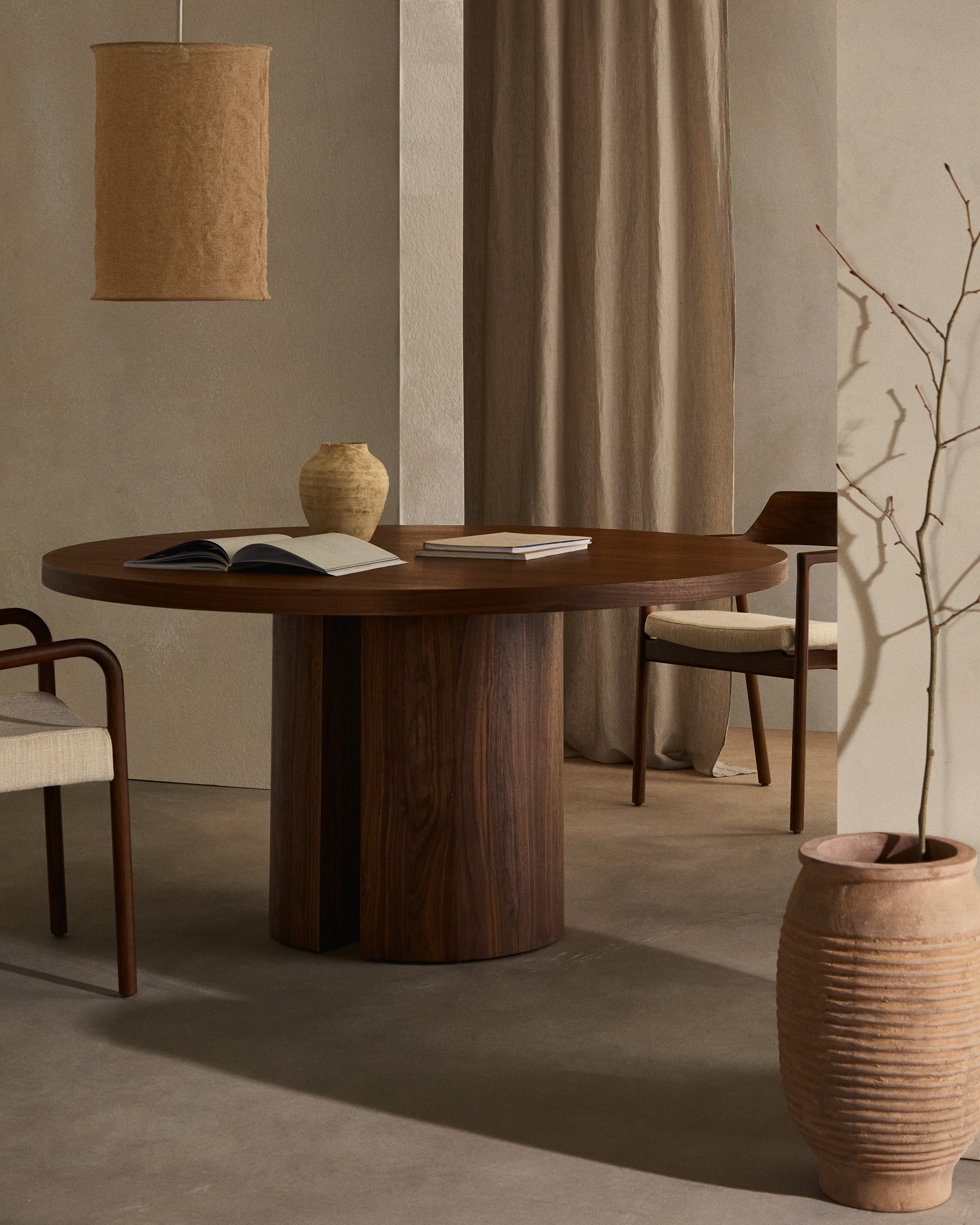 Nealy round table with a walnut veneer in a dark finish, Ø 150 cm - Lifestyle