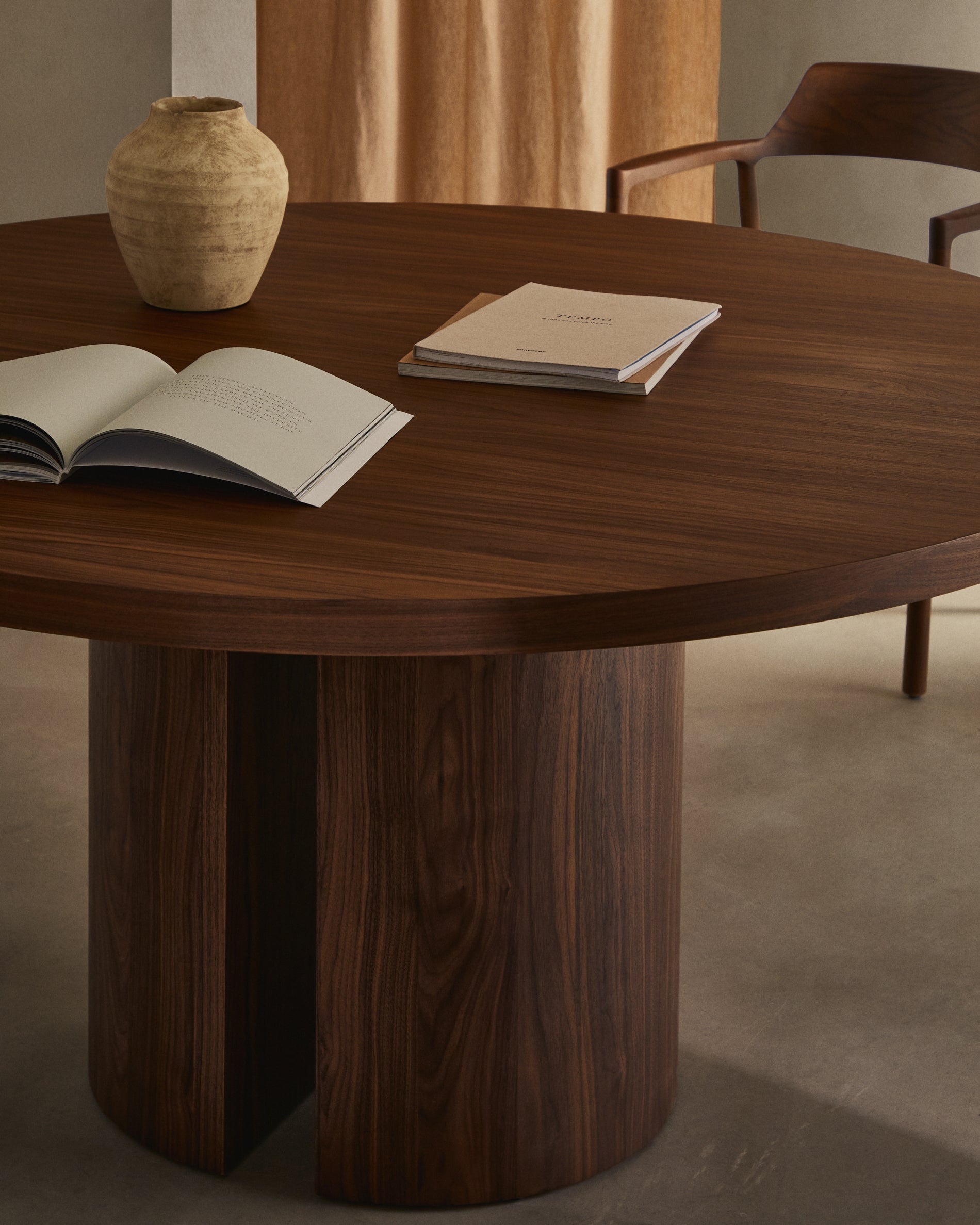 Nealy table with walnut veneer with natural finish, Ø 150 cm