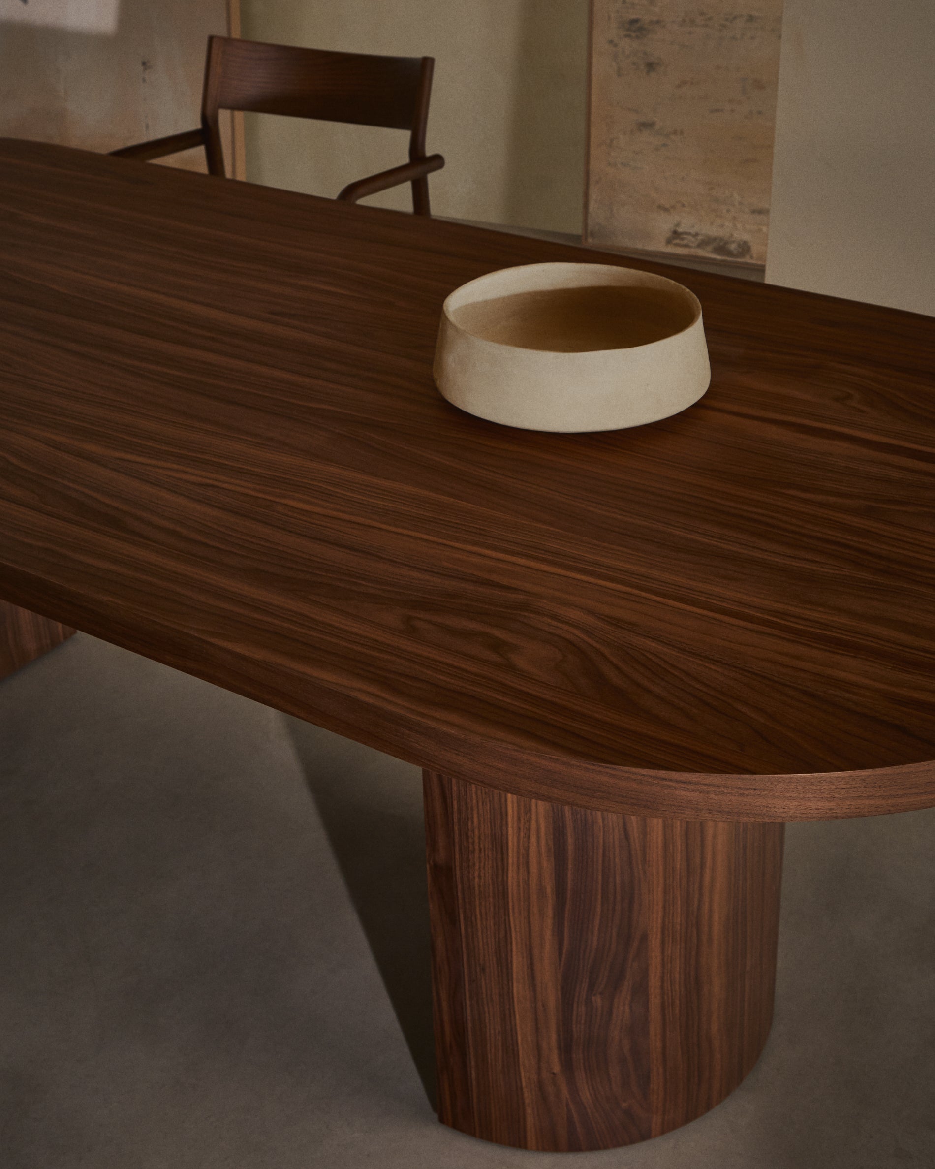 Nealy table with a walnut veneer in a dark finish, 200 x 100 cm - Lifestyle