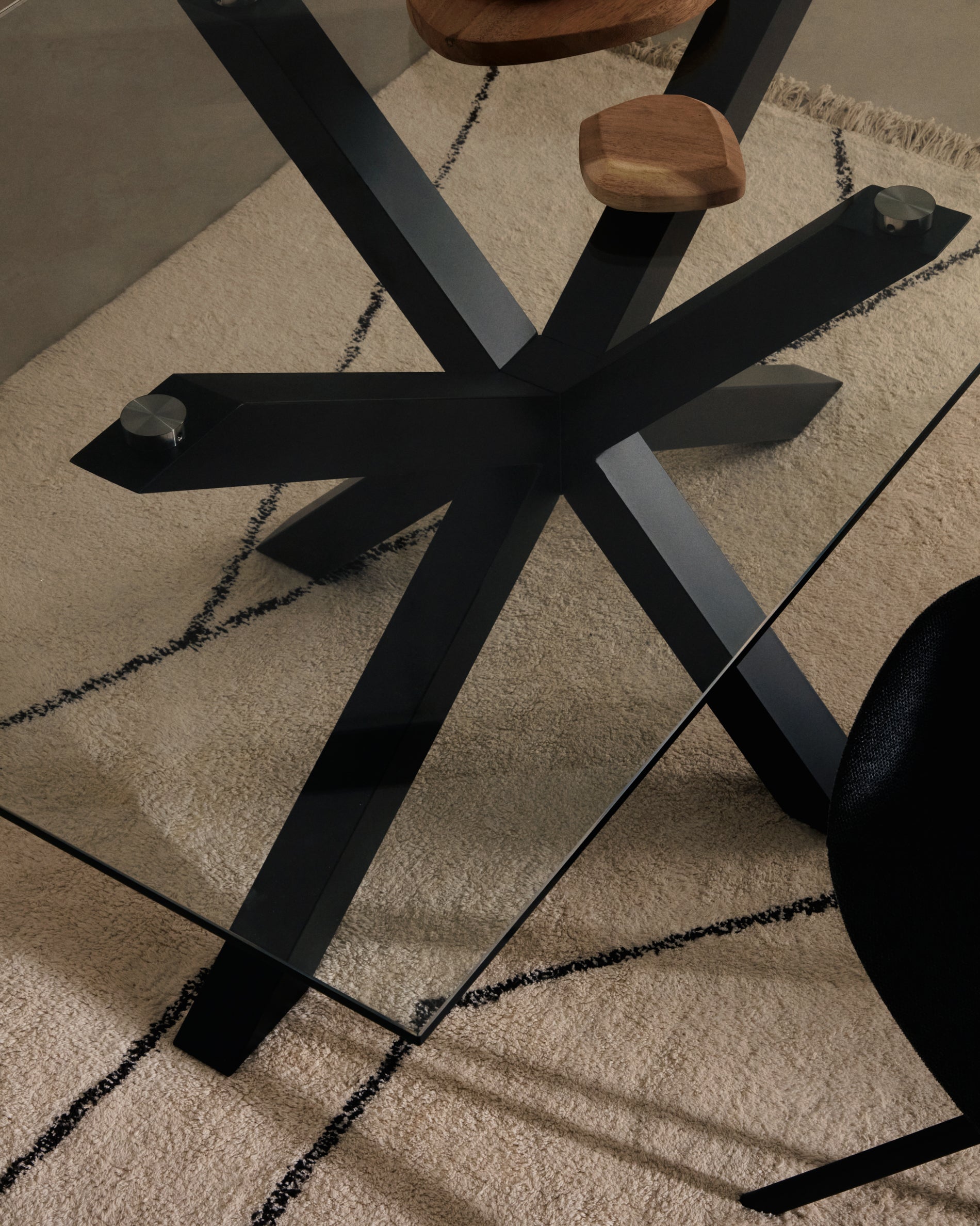 Argo glass table with steel legs with black finish 160 (90) x 90 cm - Lifestyle