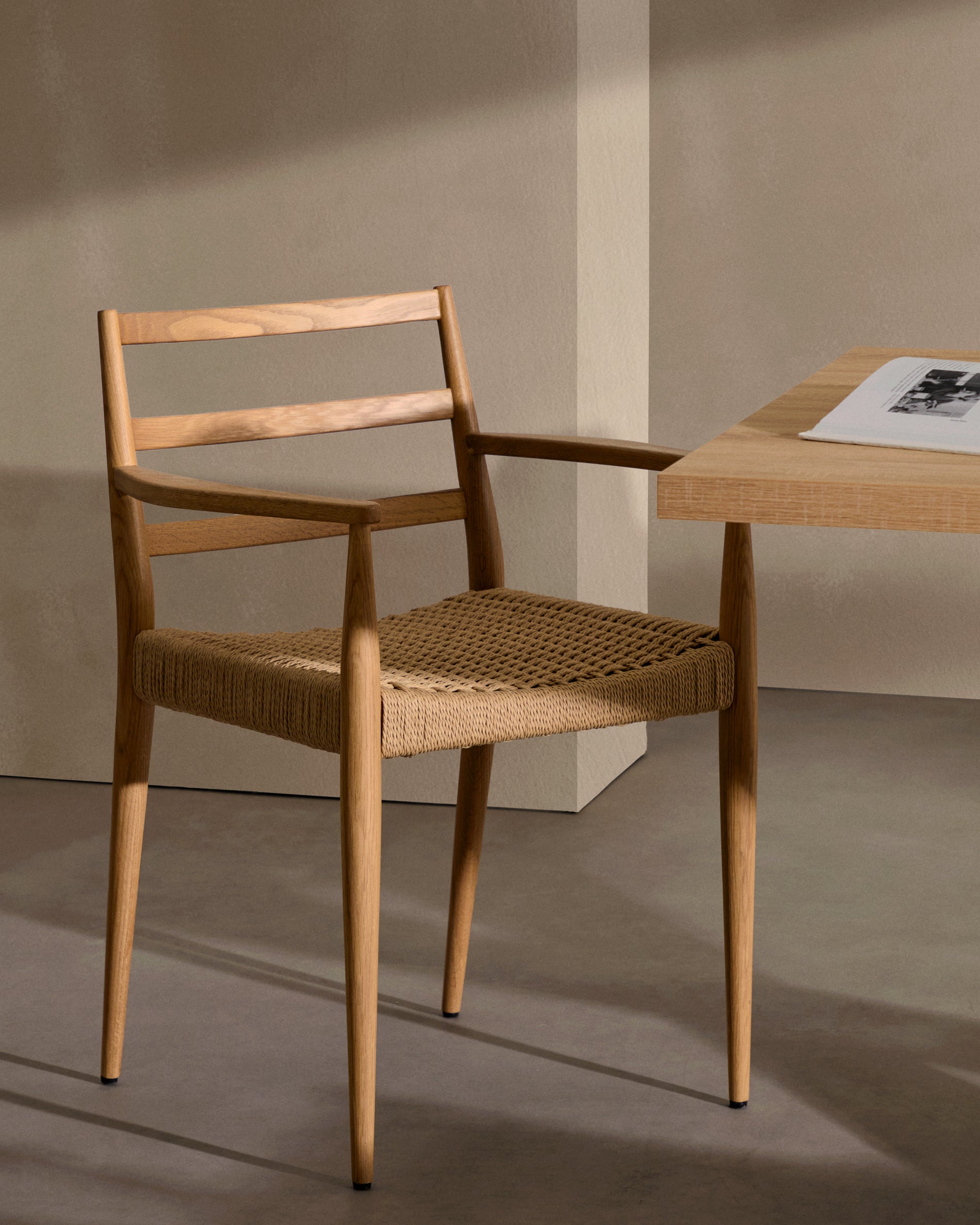 Analy chair with armrests in solid oak wood in a natural finish and rope cord seat FSC 100% - Lifestyle
