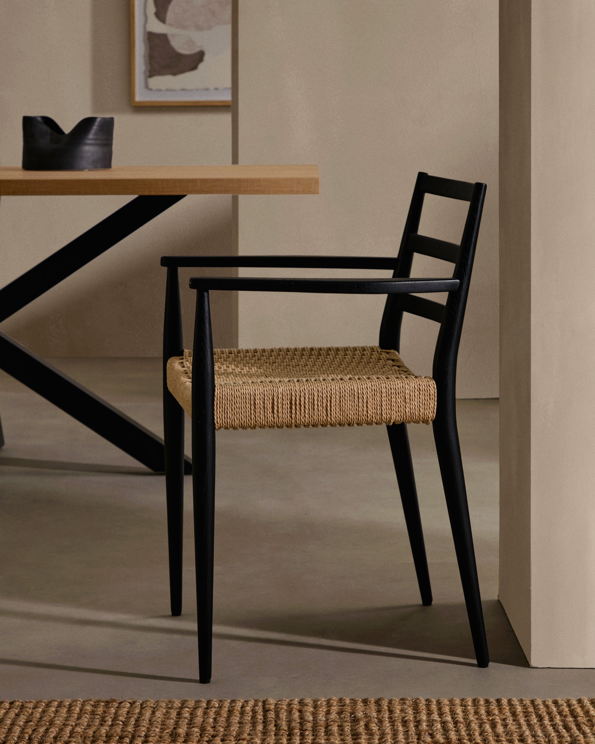 Analy chair with armrests in solid oak wood in a black finish and rope cord seat FSC 100% - Lifestyle