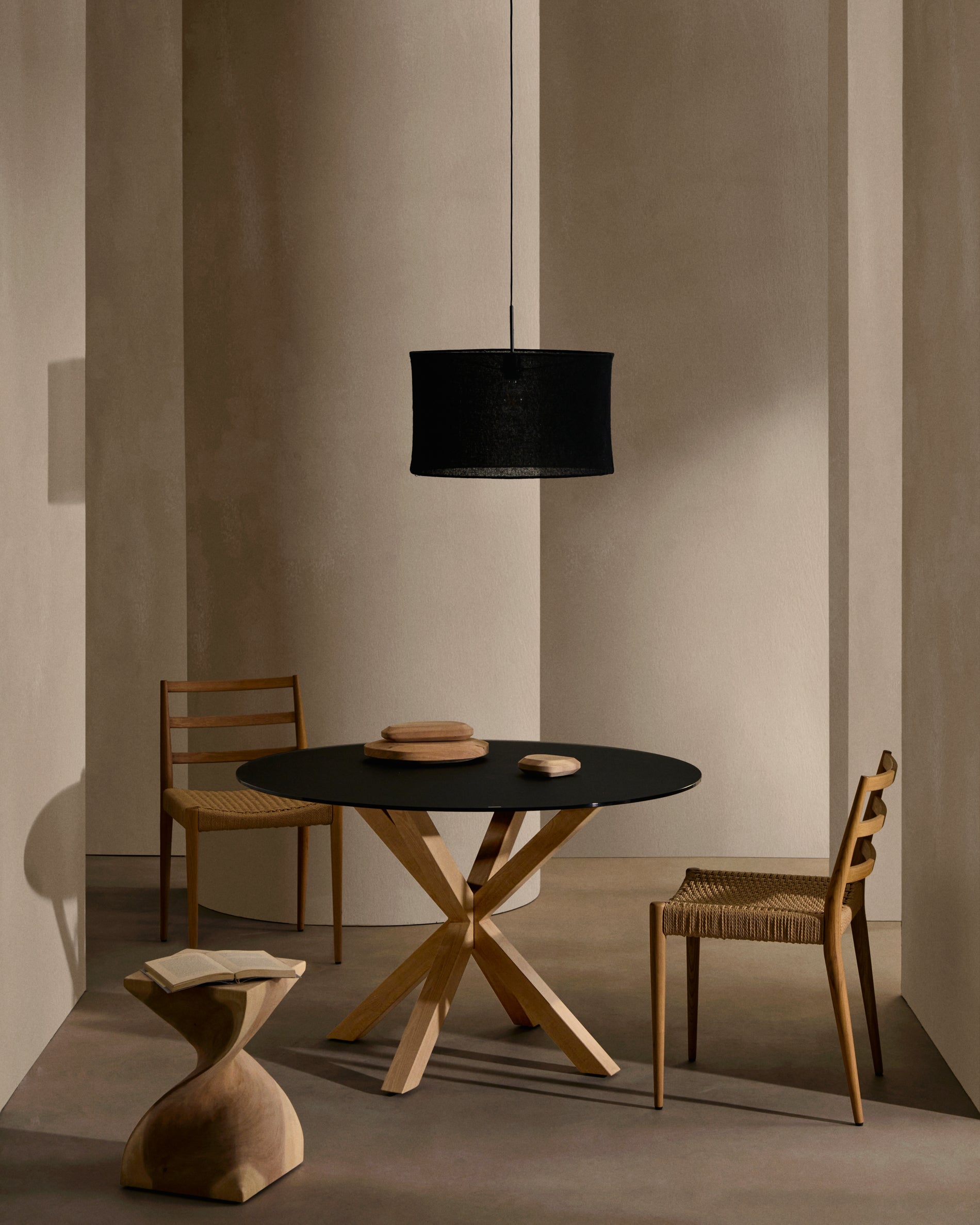 Argo round table in frosted black glass and wood effect steel legs, Ø 120 cm - Lifestyle