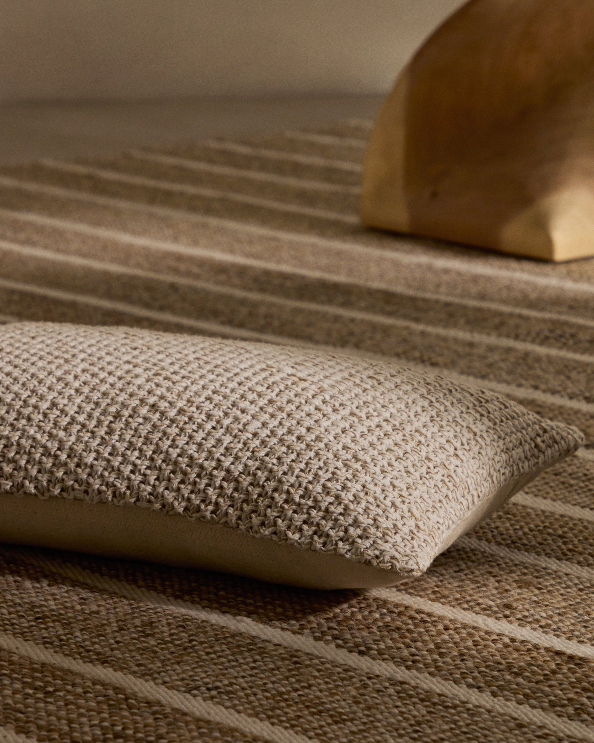 Sunira cushion cover in cotton and natural jute, 30 x 50 cm - Lifestyle