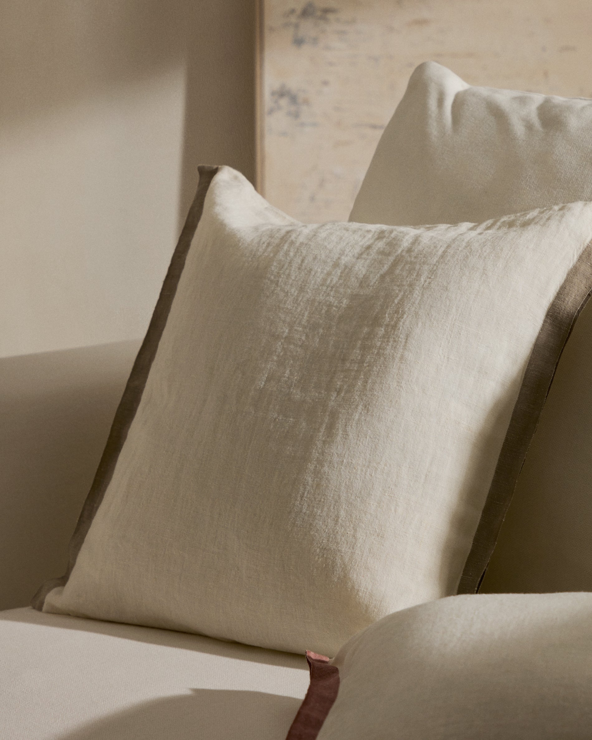 Suerta white and beige cushion cover, 100% linen, 50 x 50 cm - Lifestyle