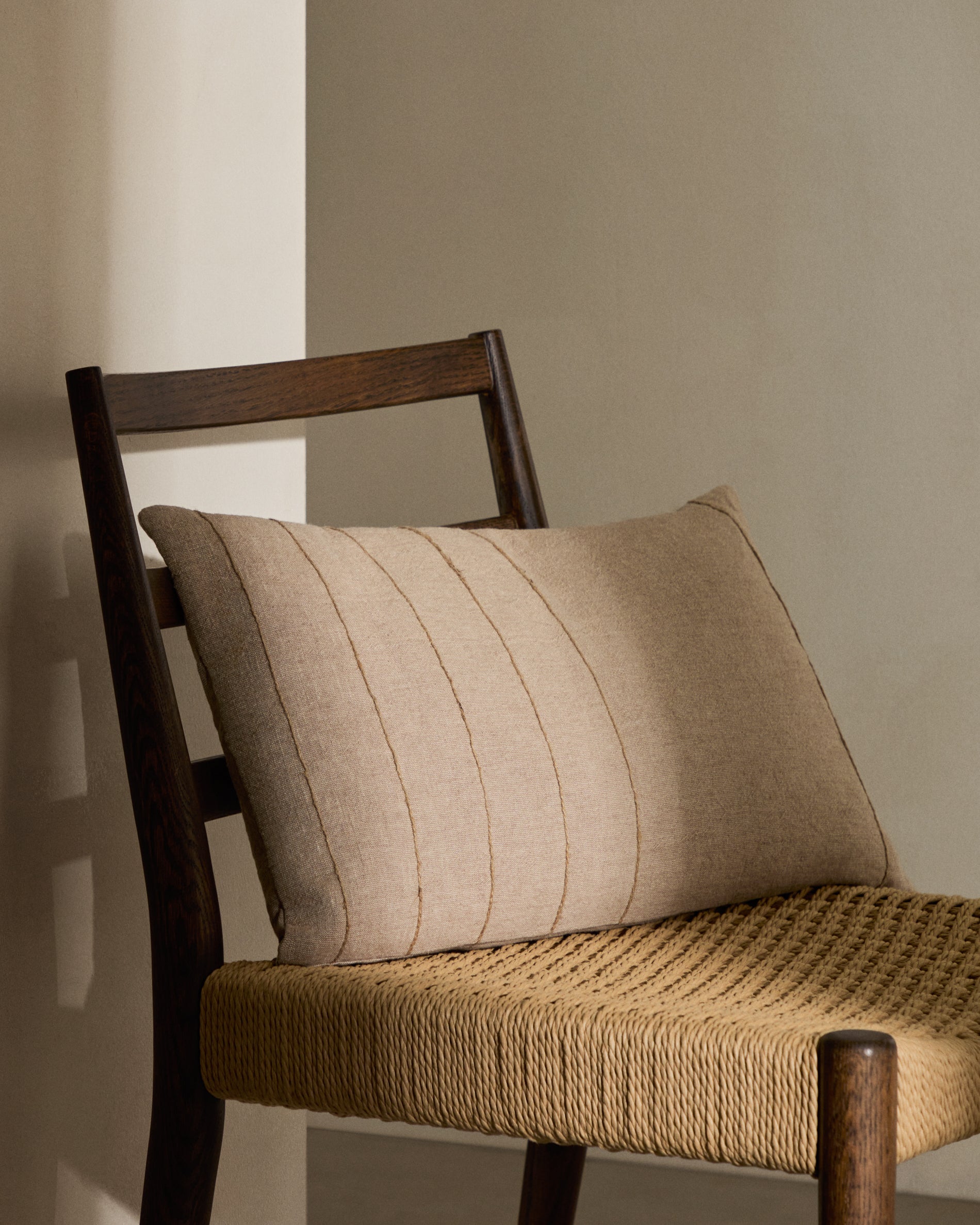 Sayema cushion cover in beige cotton and natural jute embroidery feature, 30 x 50 cm - Lifestyle