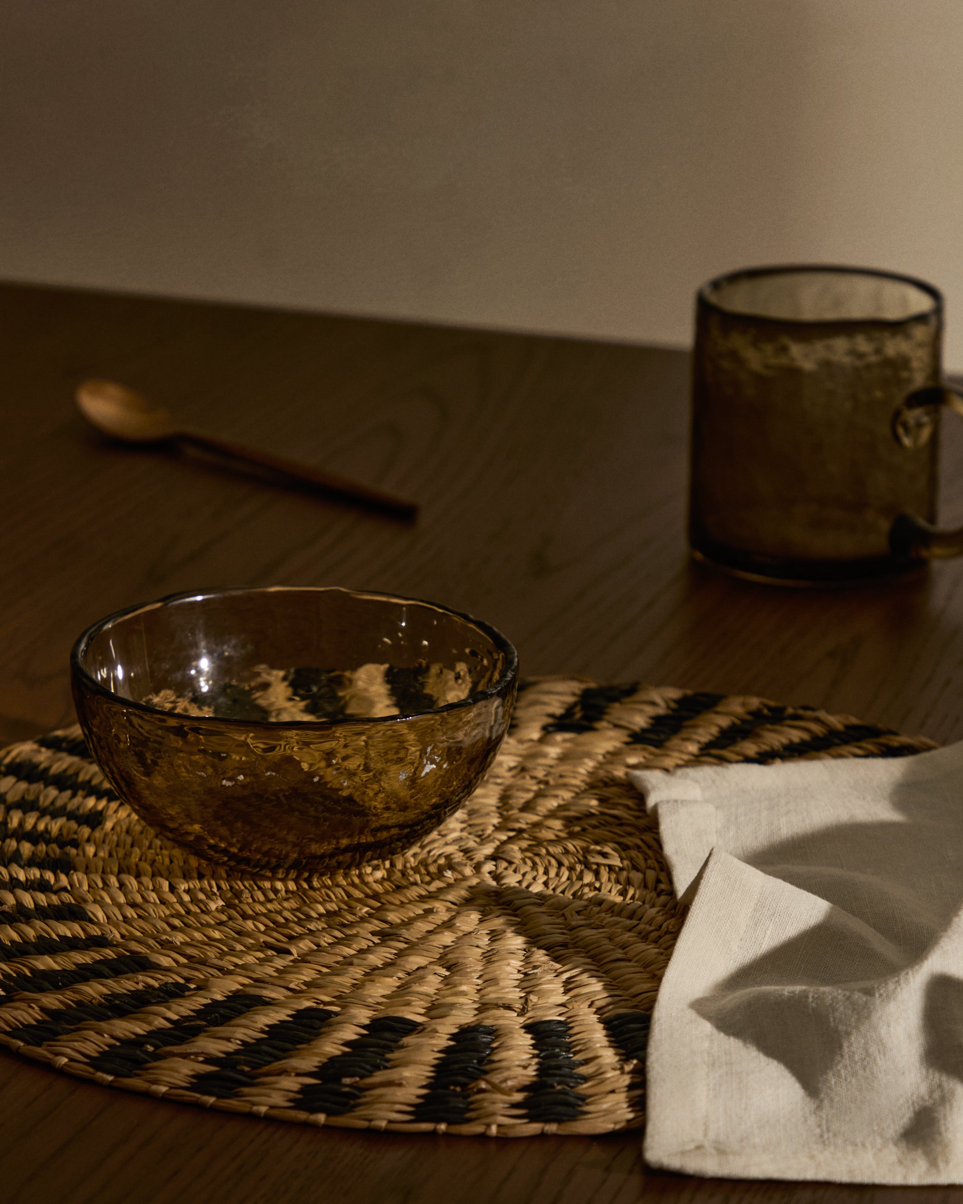 Arta set of 2 placemats made from natural fibres in a natural and black finish Ø35 cm - Lifestyle