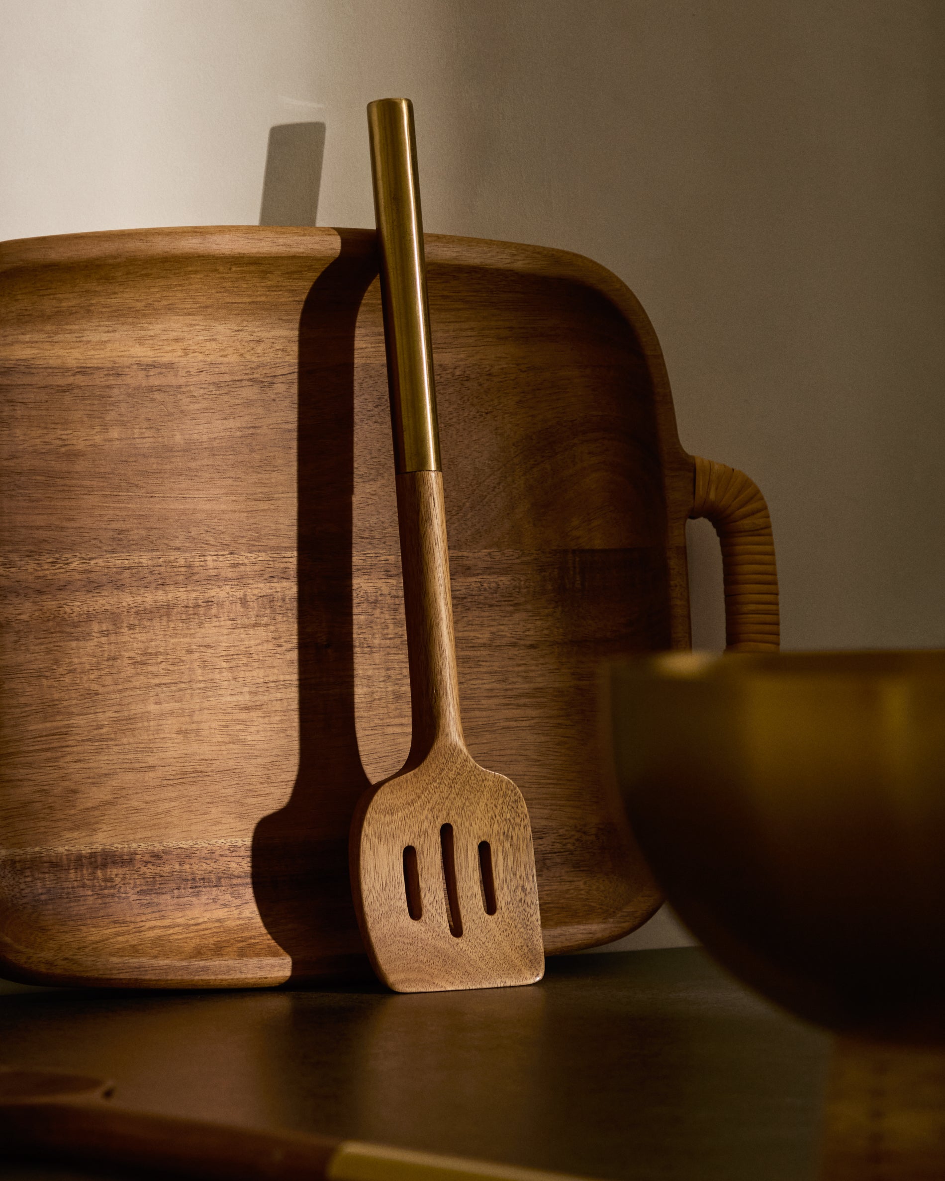 Sataya holed spatula made from FSC 100% acacia wood - Lifestyle