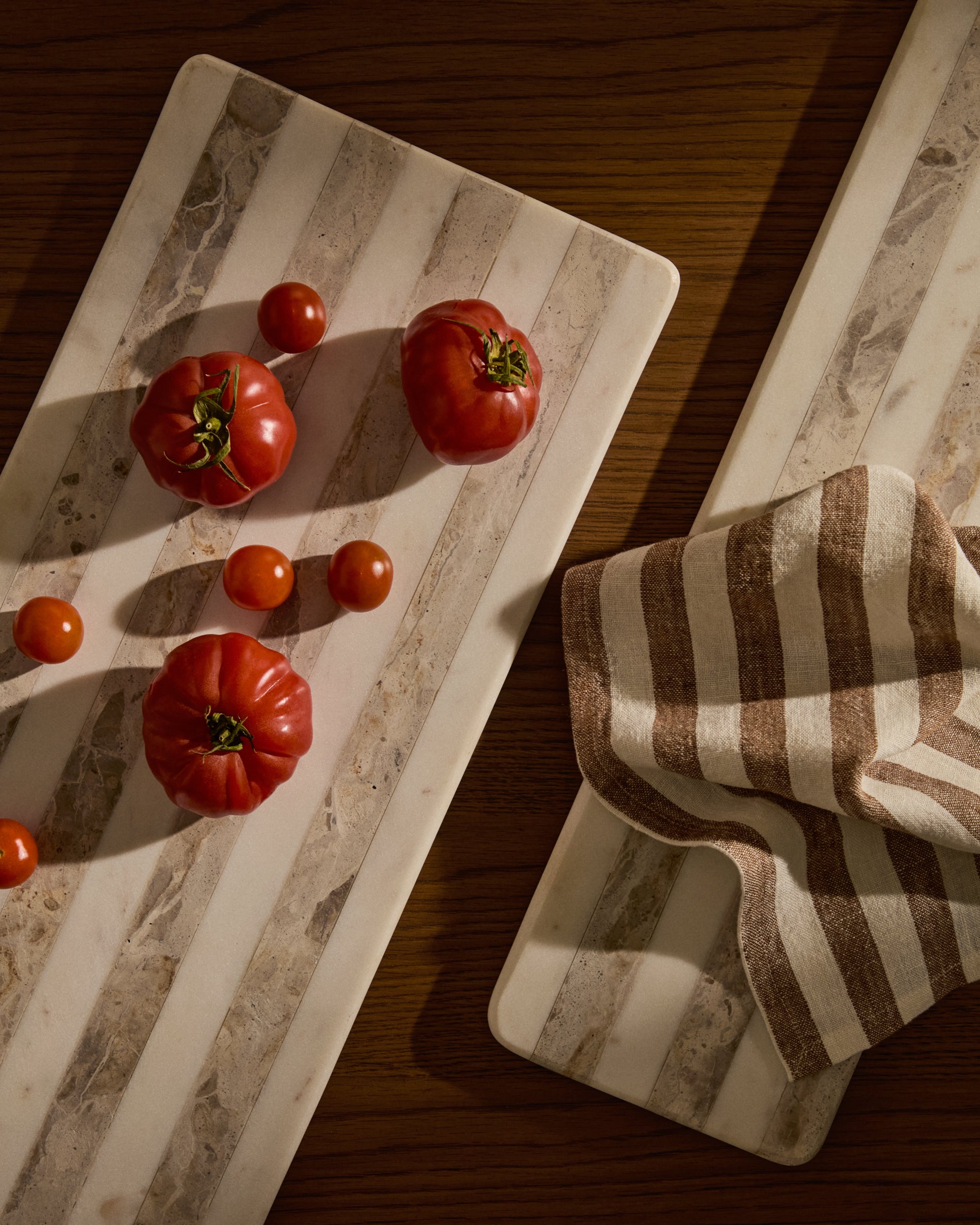 Sylara large serving board in grey and white marble - Lifestyle