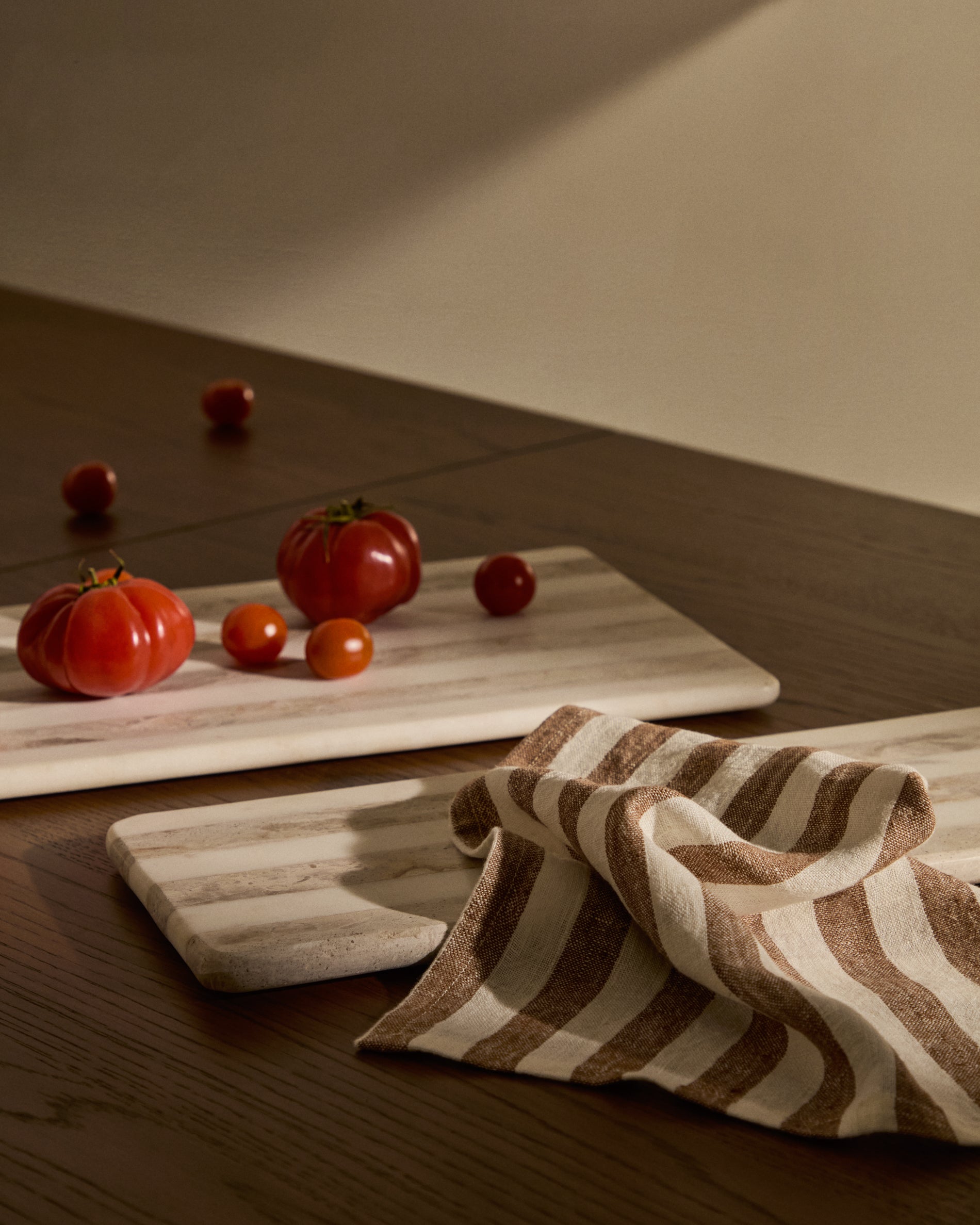 Sylara large serving board in grey and white marble - Lifestyle