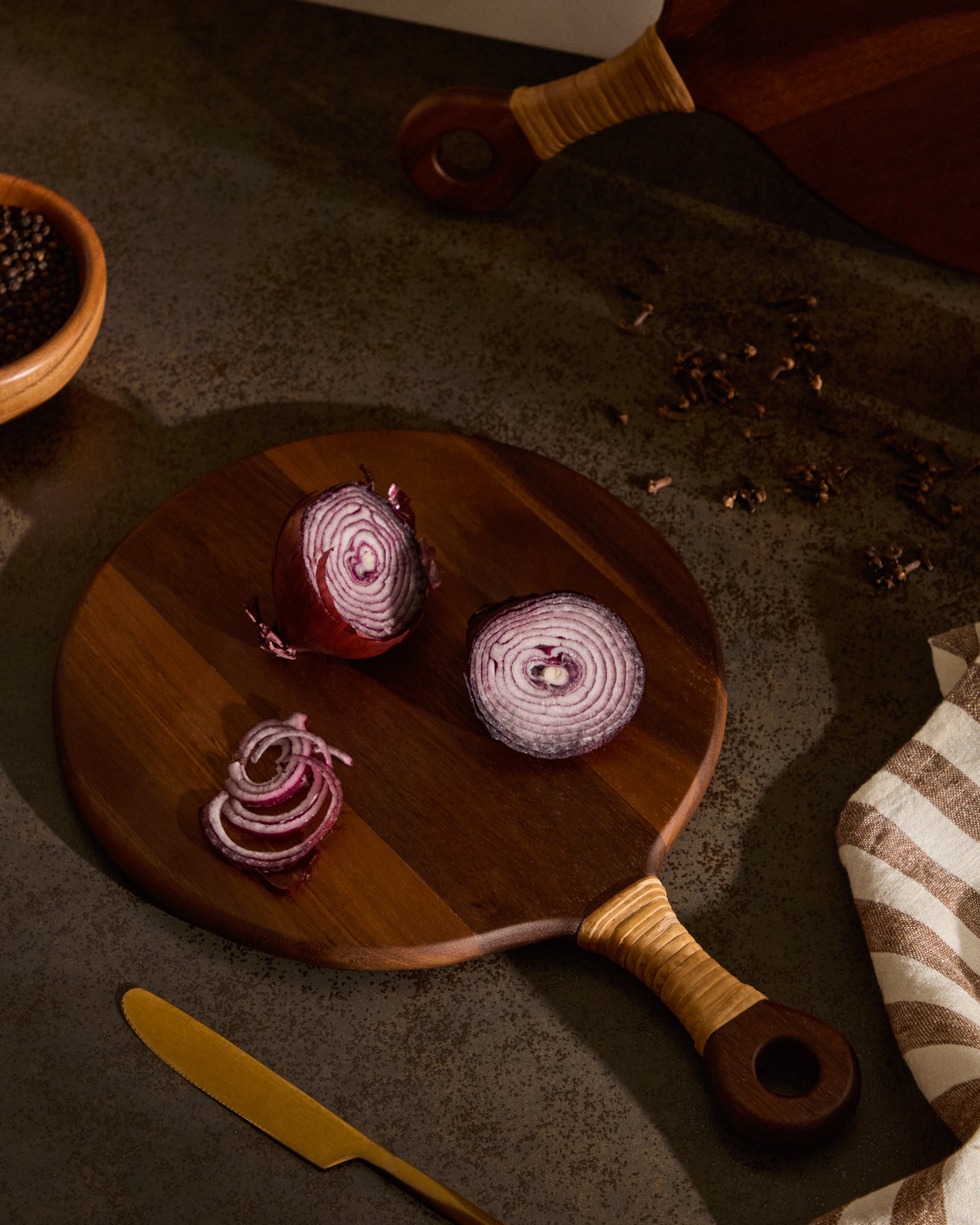 Sardis small round serving board FSC 100% acacia wood and rattan - Lifestyle