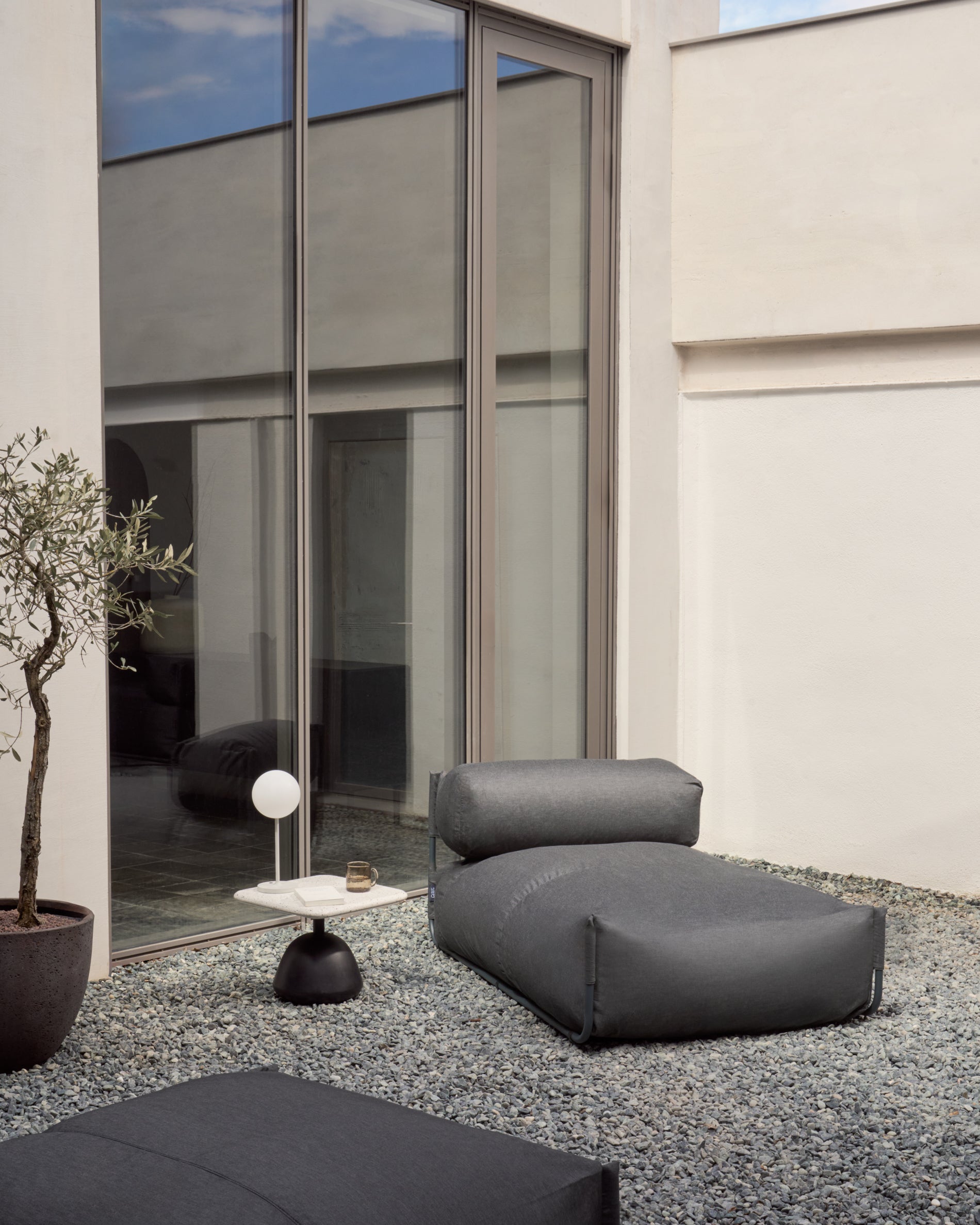 Square chaise longue pouffe with backrest in dark grey with black aluminium, 165 x 101 cm - Lifestyle