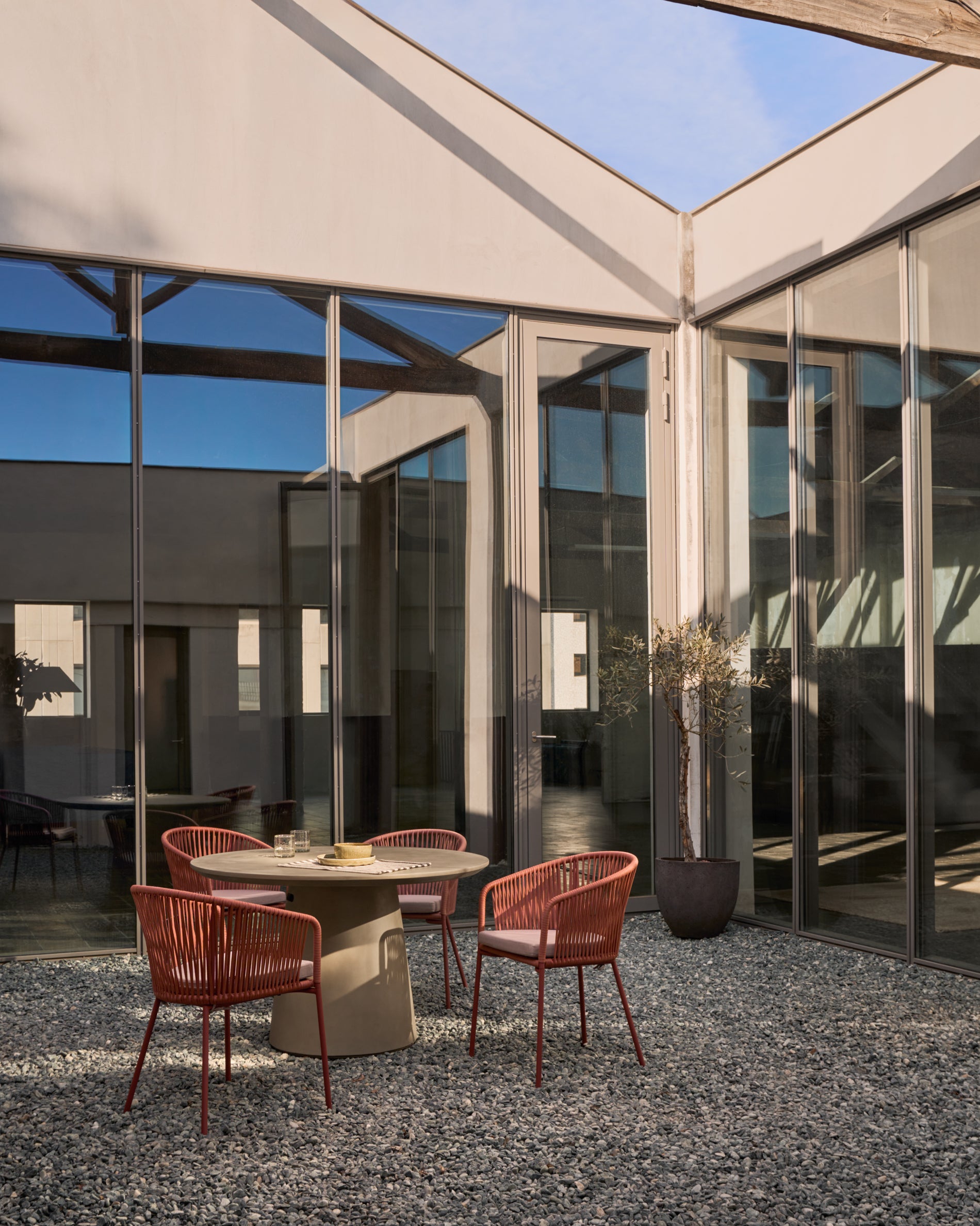 Itai outdoor round cement table, Ø 120 cm - Lifestyle