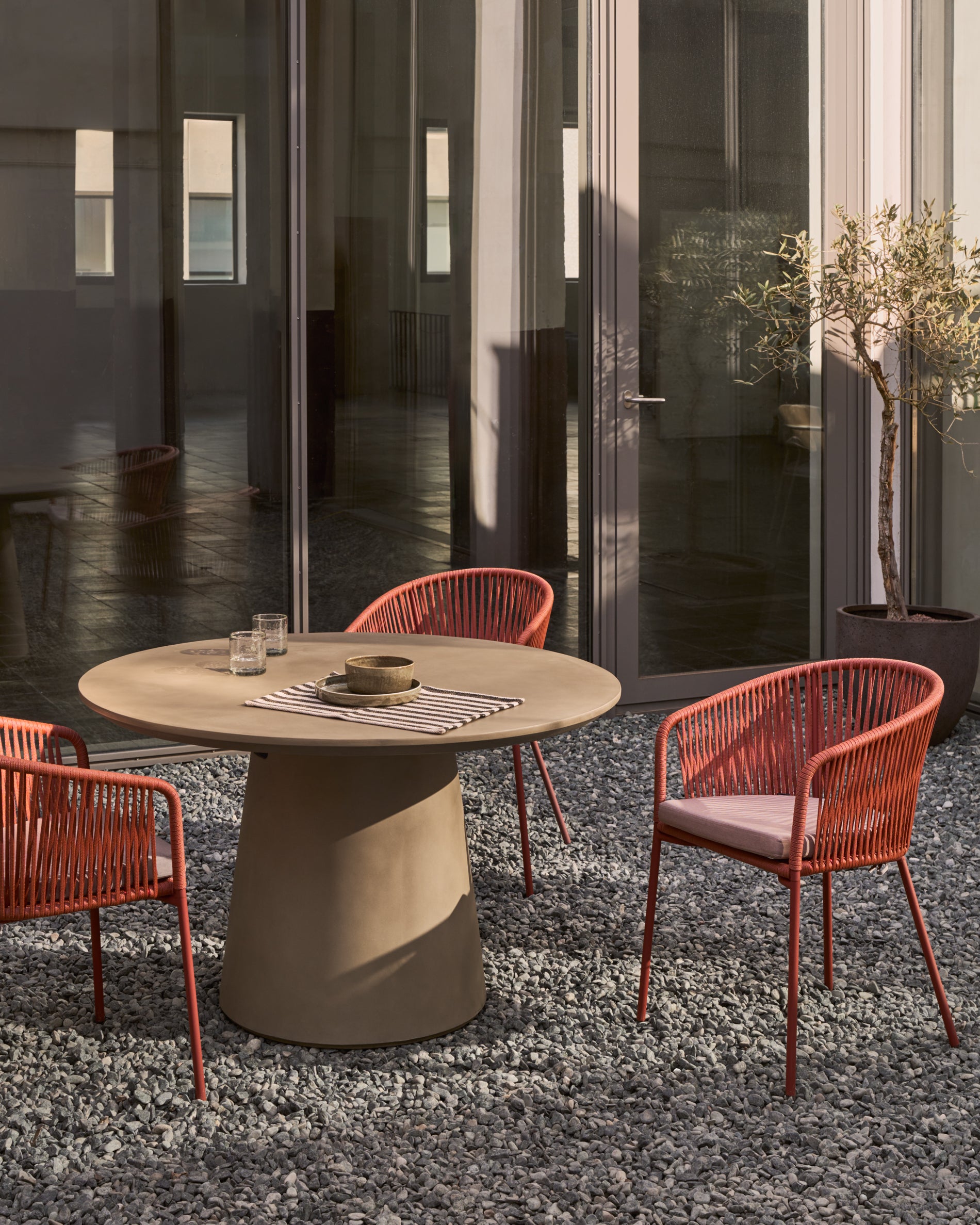 Yanet terracotta rope chair with galvanised steel legs - Lifestyle