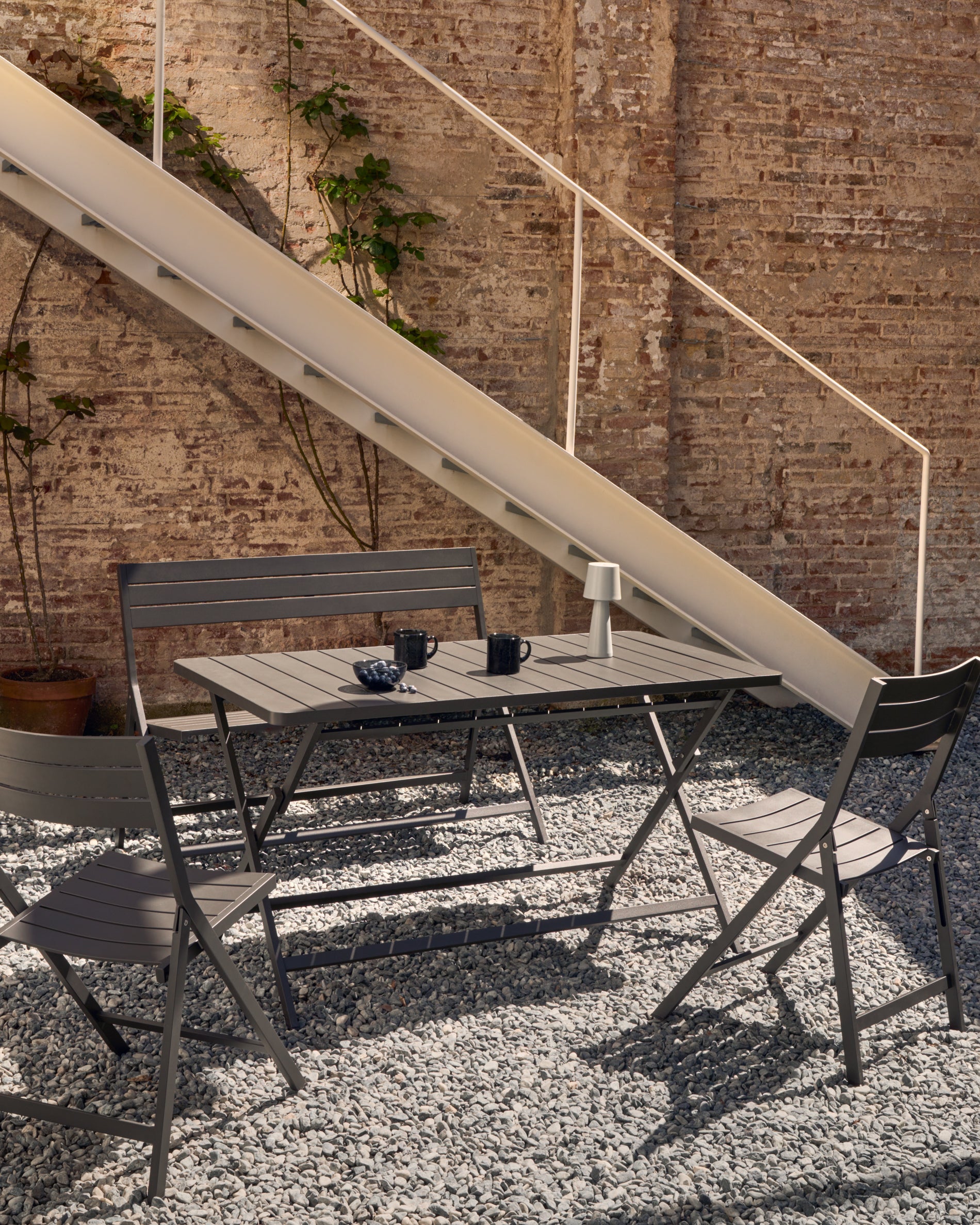 Folding outdoor Bench torreta made of aluminum with dark grey finish - Lifestyle