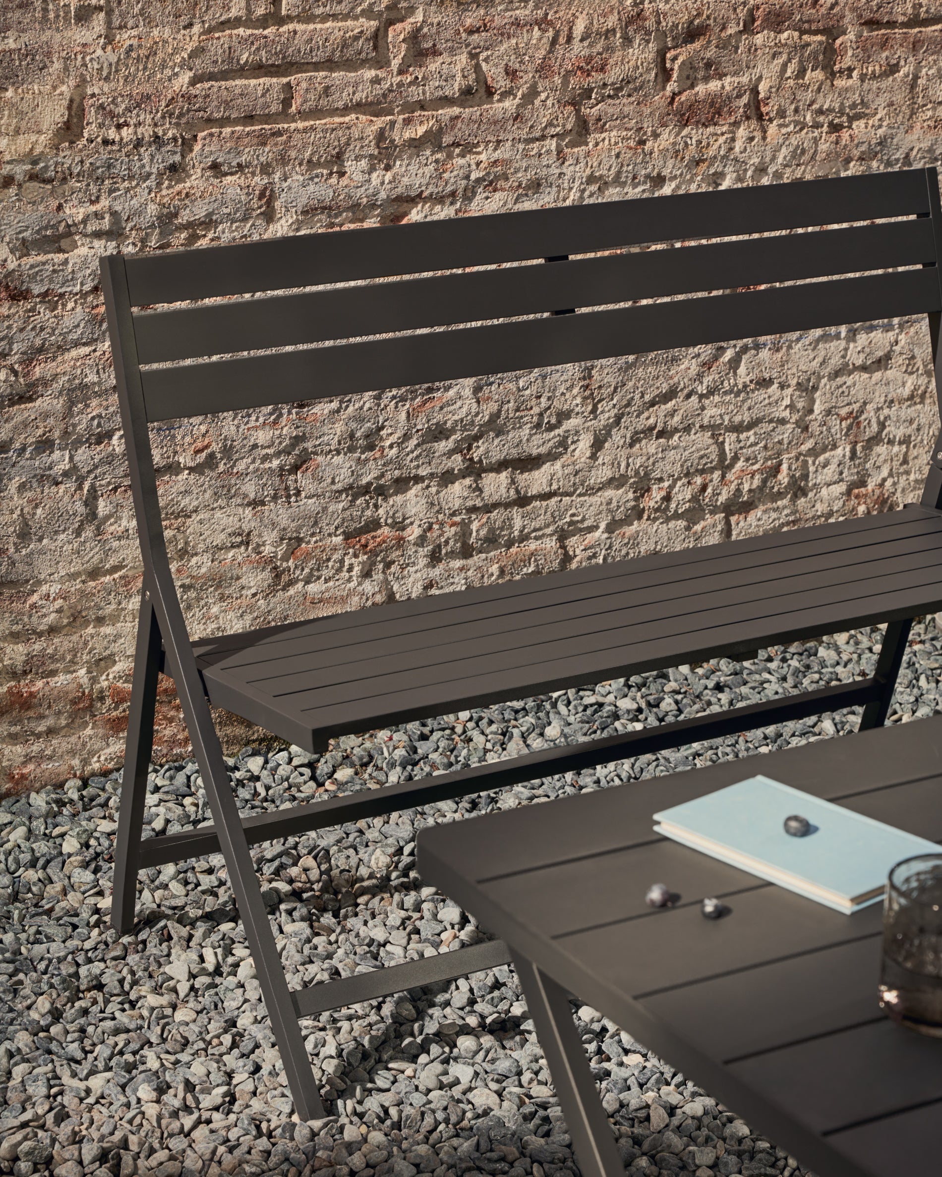 Folding outdoor Bench torreta made of aluminum with dark grey finish - Lifestyle