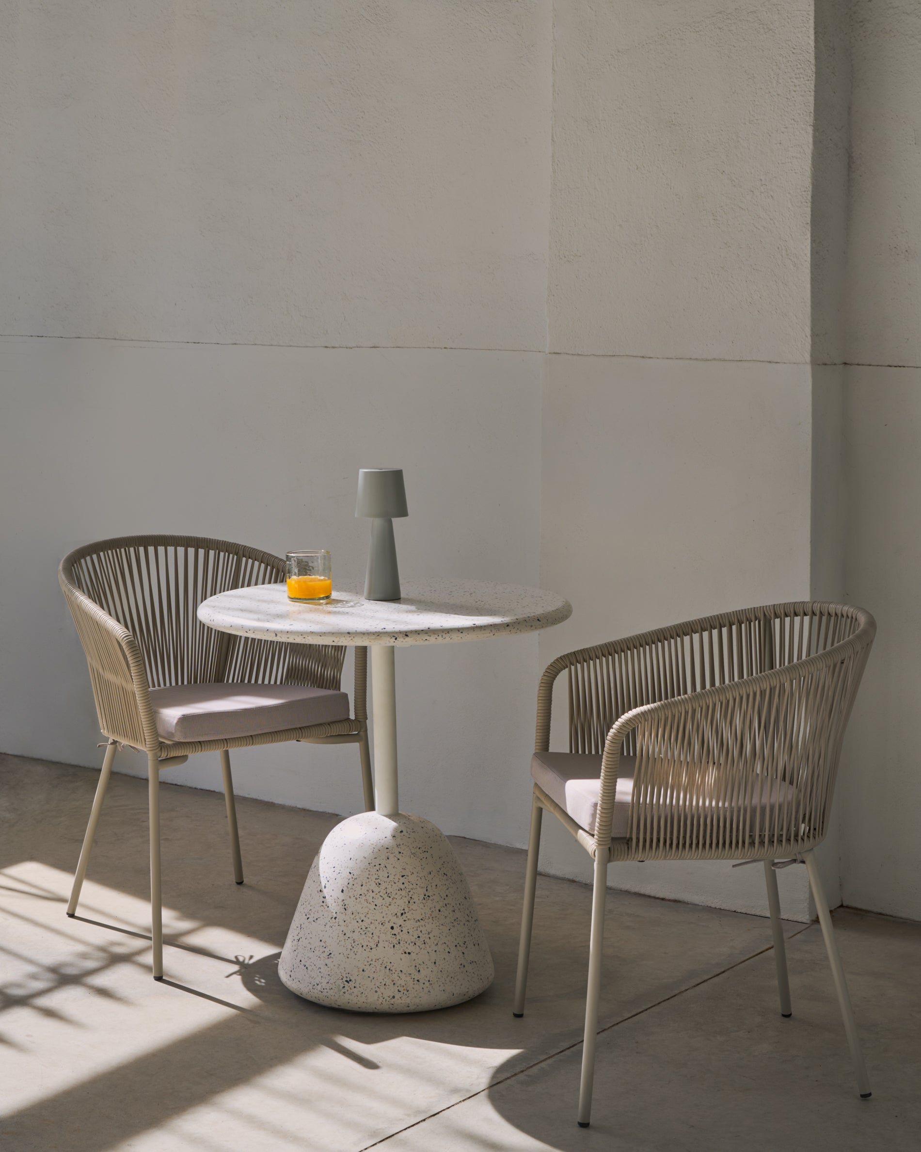 Yanet chair with synthetic rope in ecru and galvanized steel legs - Lifestyle