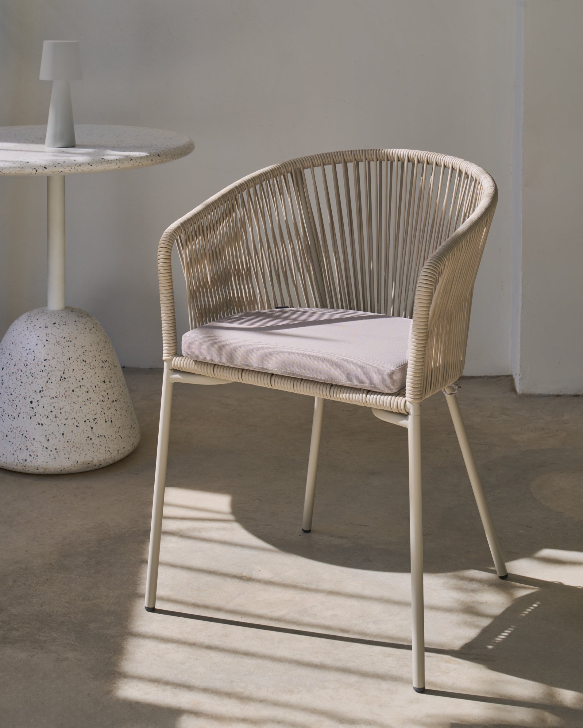 Yanet chair with synthetic rope in ecru and galvanized steel legs - Lifestyle