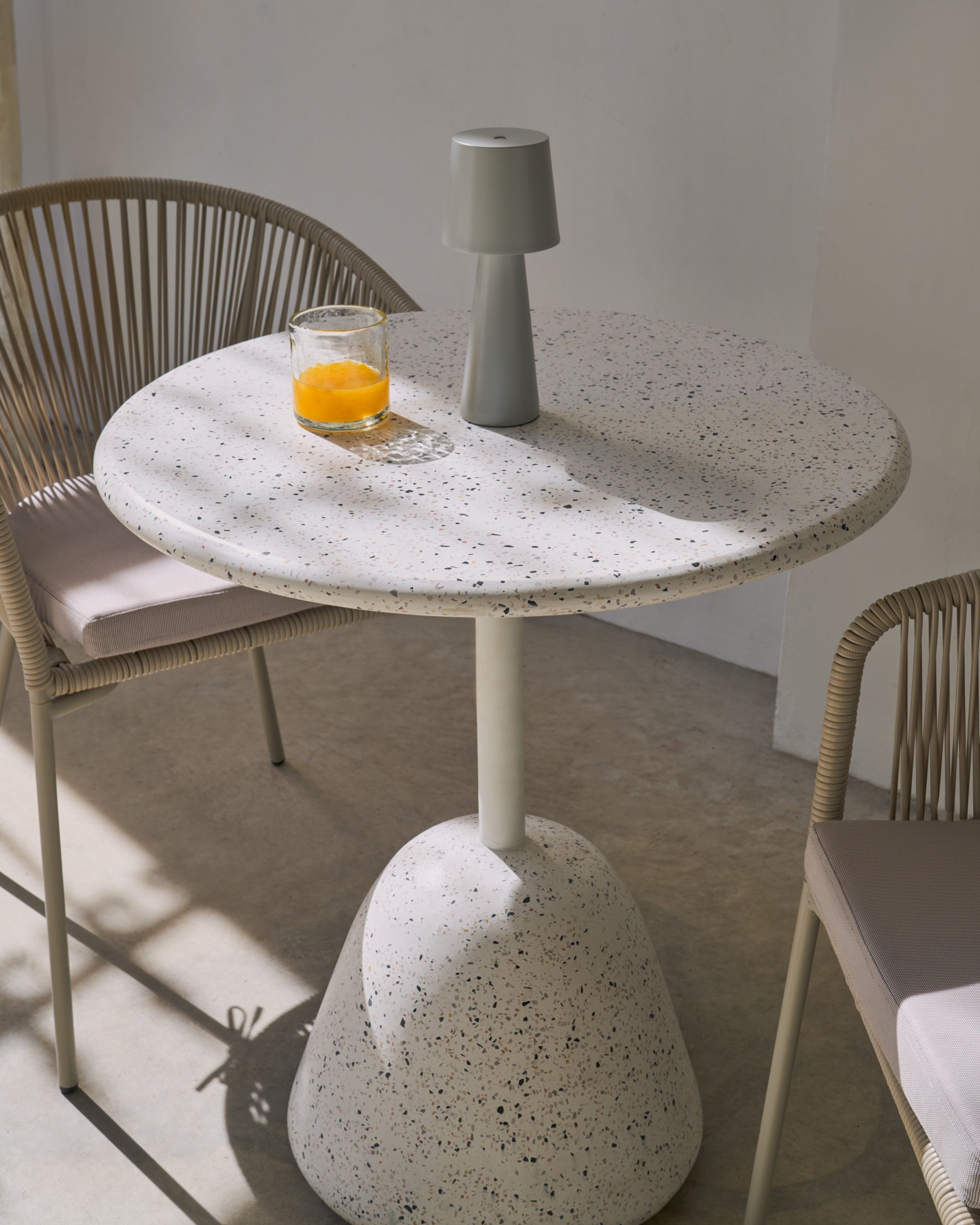 Saura Table in white terrazzo with a white terrazzo top, 75 x Ø70 - Lifestyle