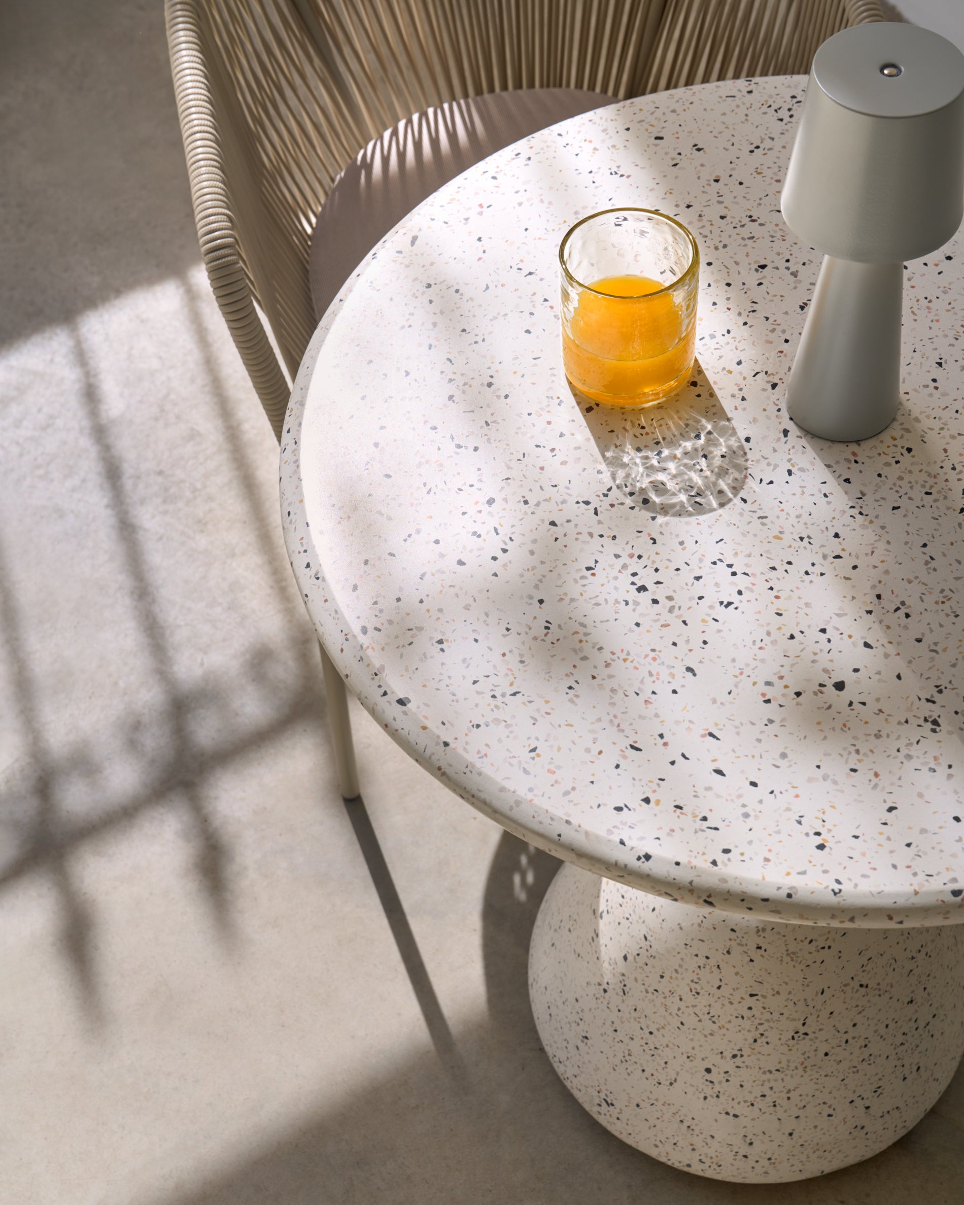 Saura Table in white terrazzo with a white terrazzo top, 75 x Ø70 - Lifestyle