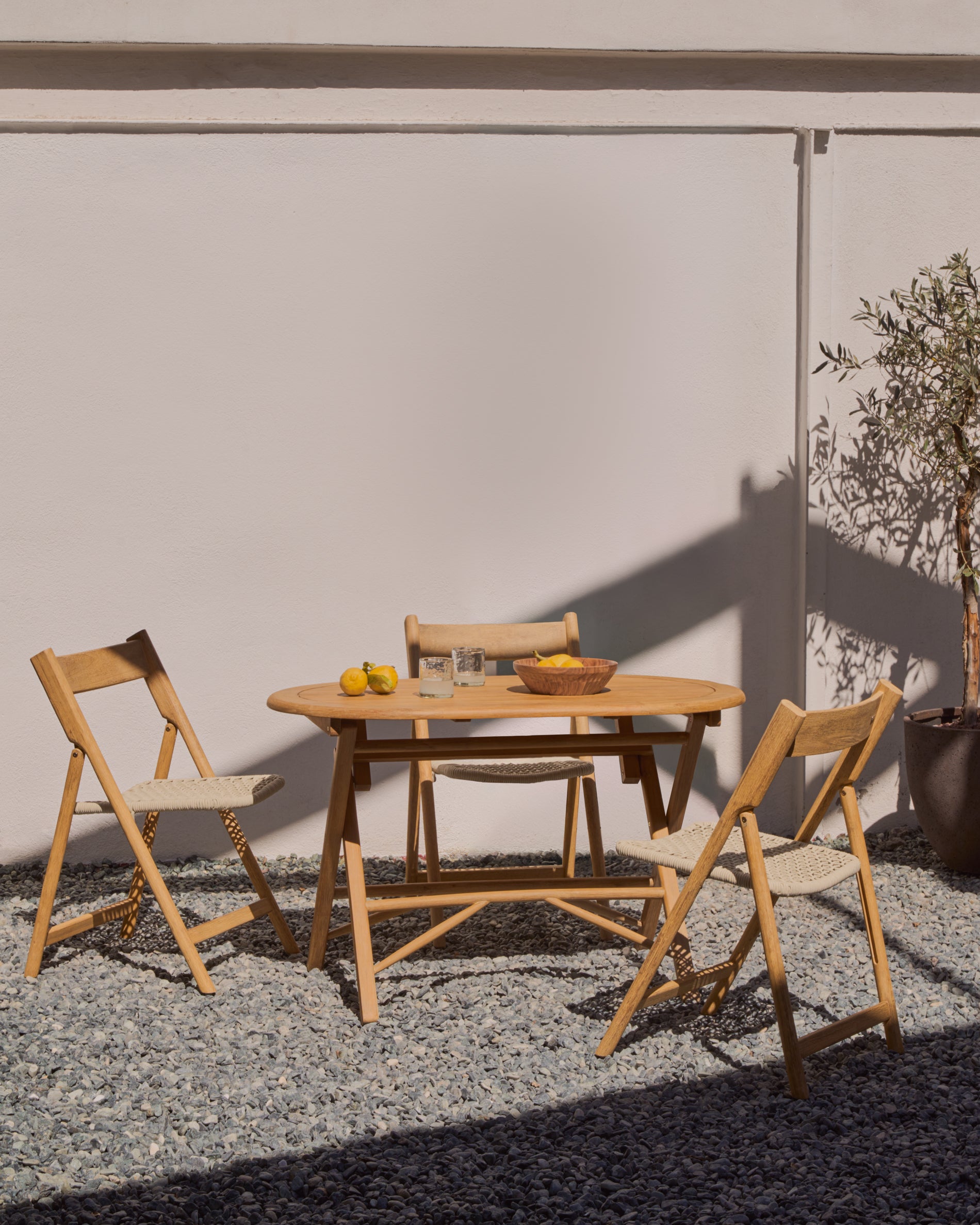 Dandara folding table in solid acacia wood natural finish, Ø 120 x 60 cm FSC 100% - Lifestyle