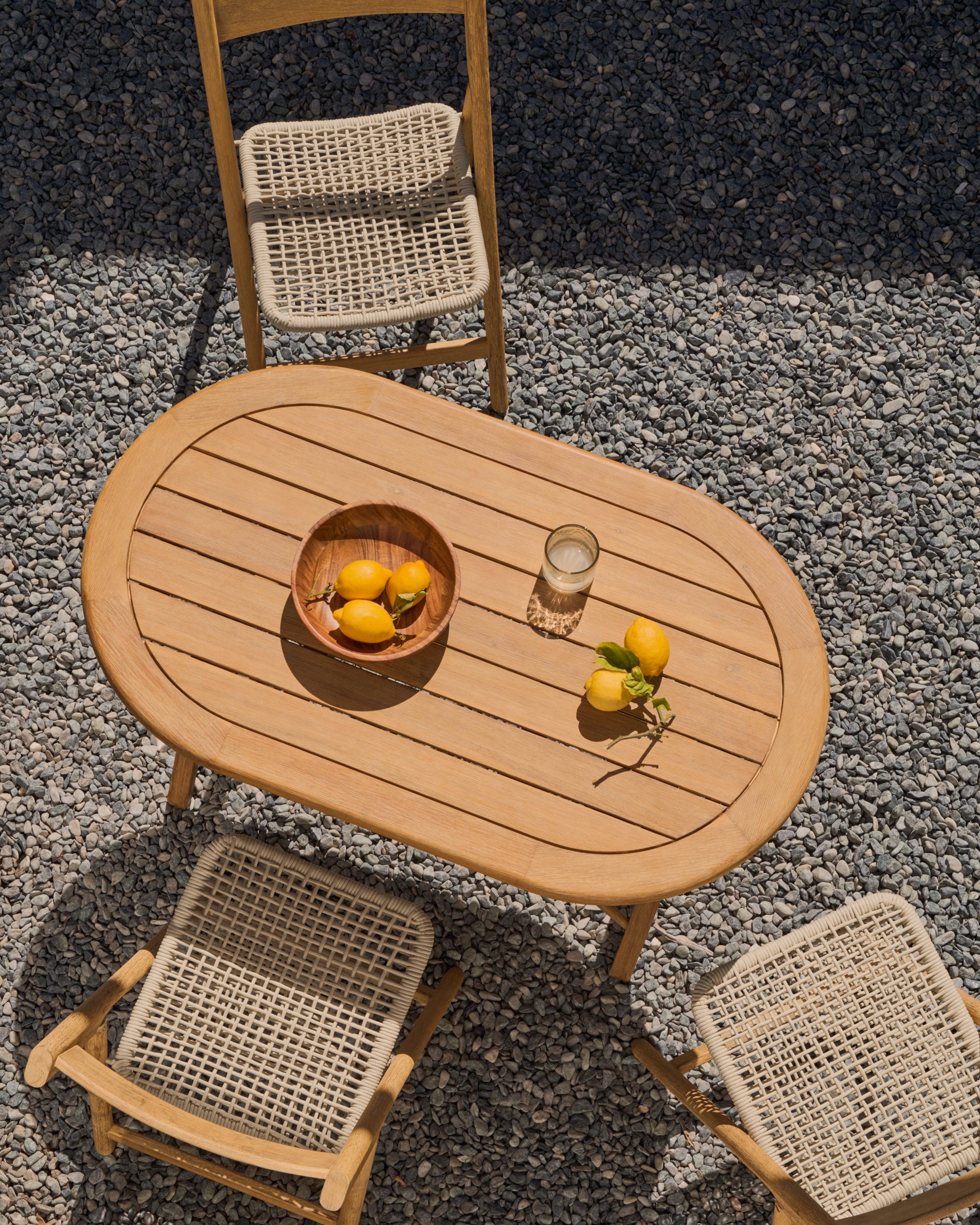 Dandara folding table in solid acacia wood natural finish, Ø 120 x 60 cm FSC 100% - Lifestyle