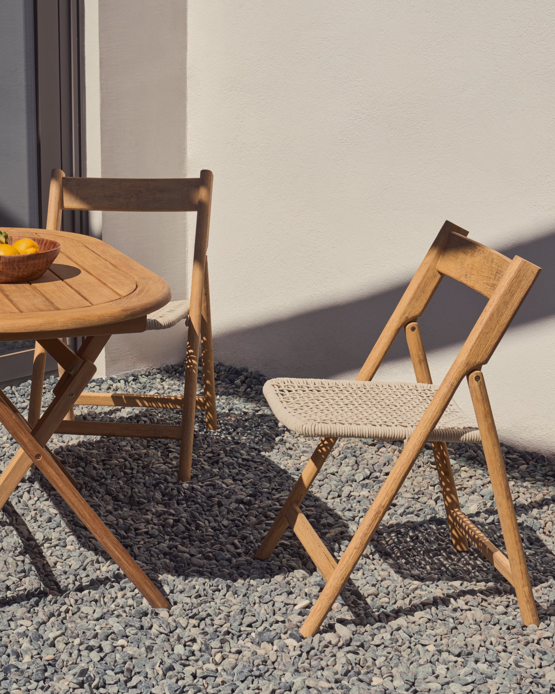 Dandara solid acacia wood folding chair, steel structure and white cord, FSC 100% - Lifestyle