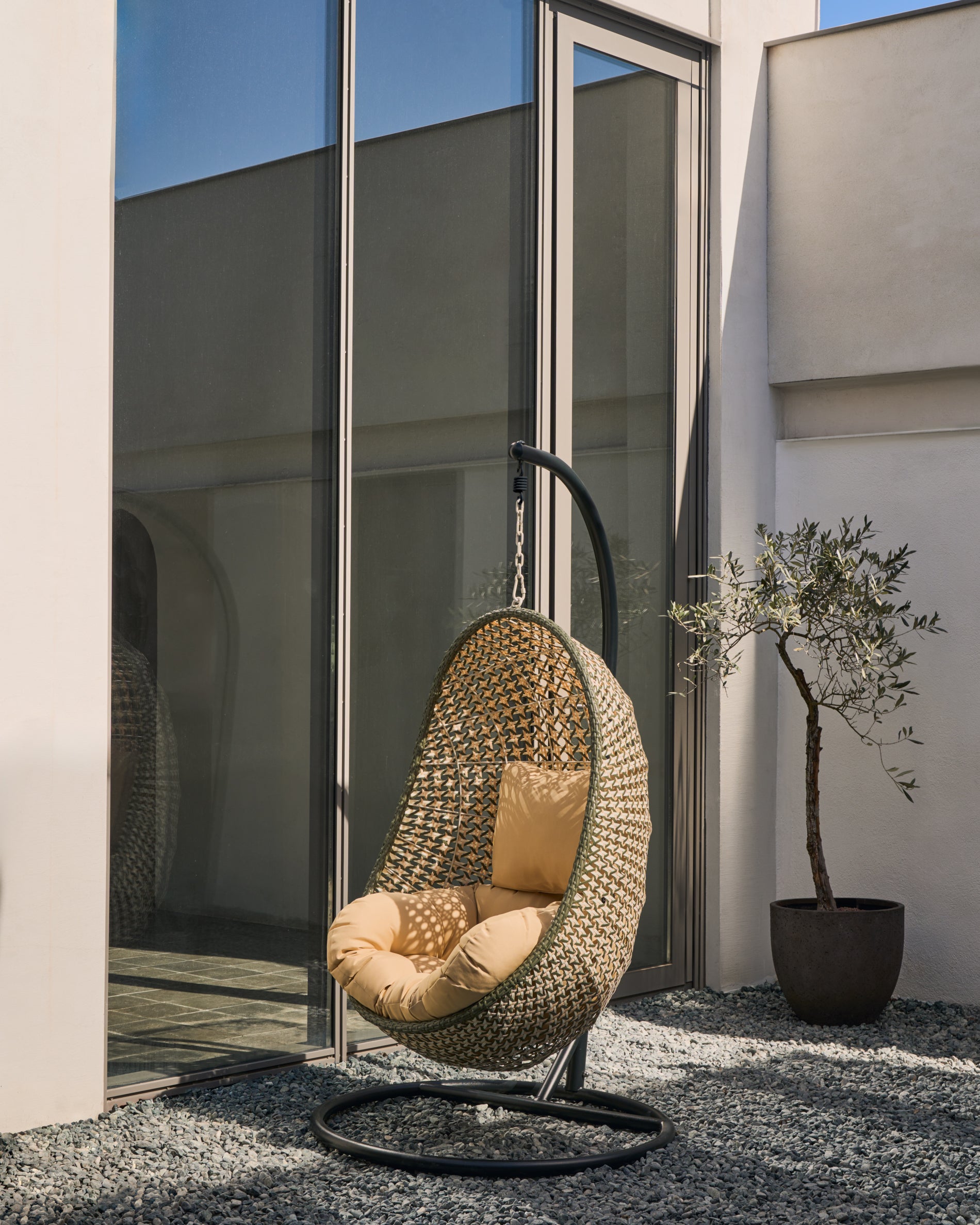 Cira multicolour hanging armchair with dark grey base - Lifestyle