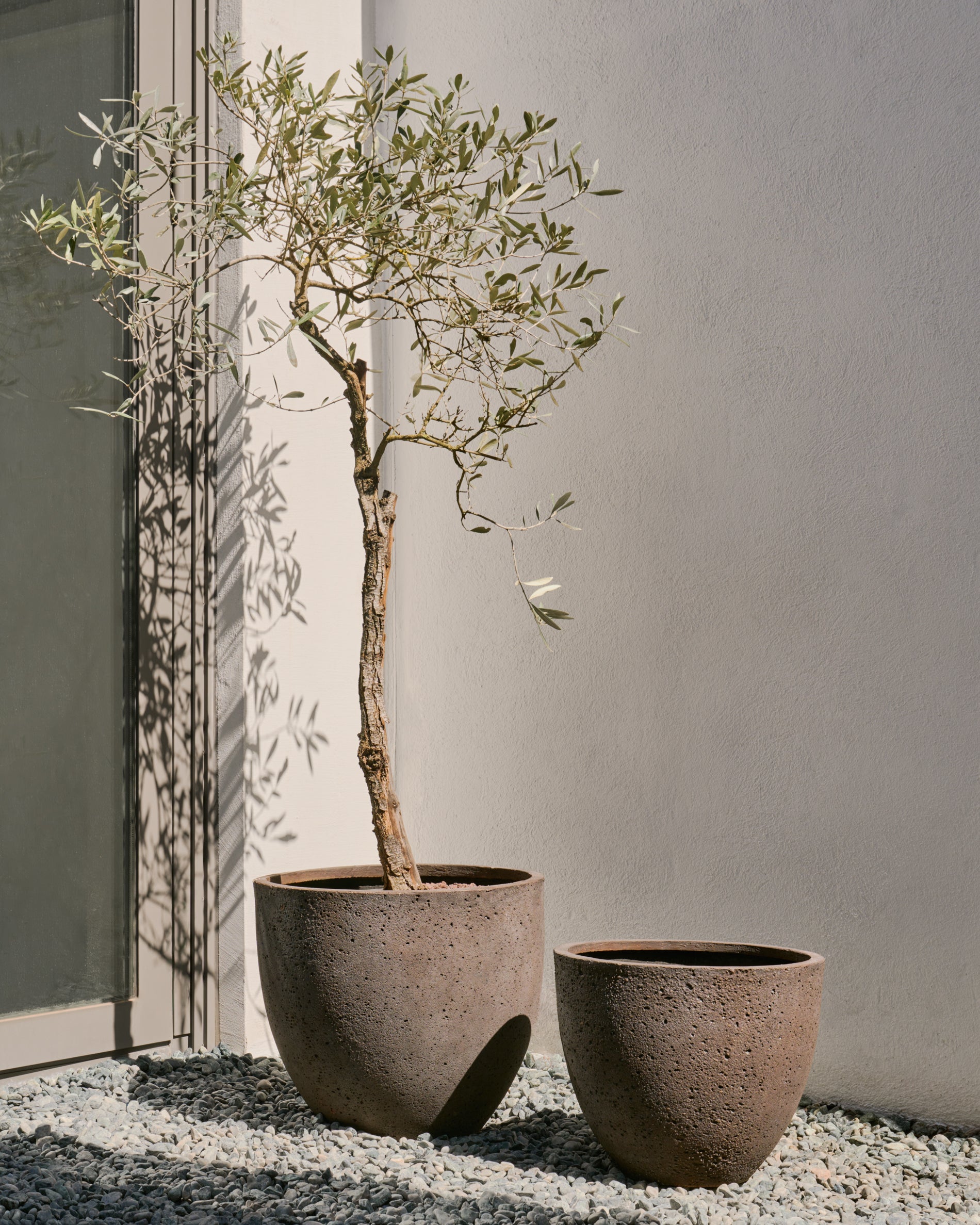 Serili set of 2 dark grey cement and fiberglass plant pots Ø 42 cm / Ø 50 cm - Lifestyle