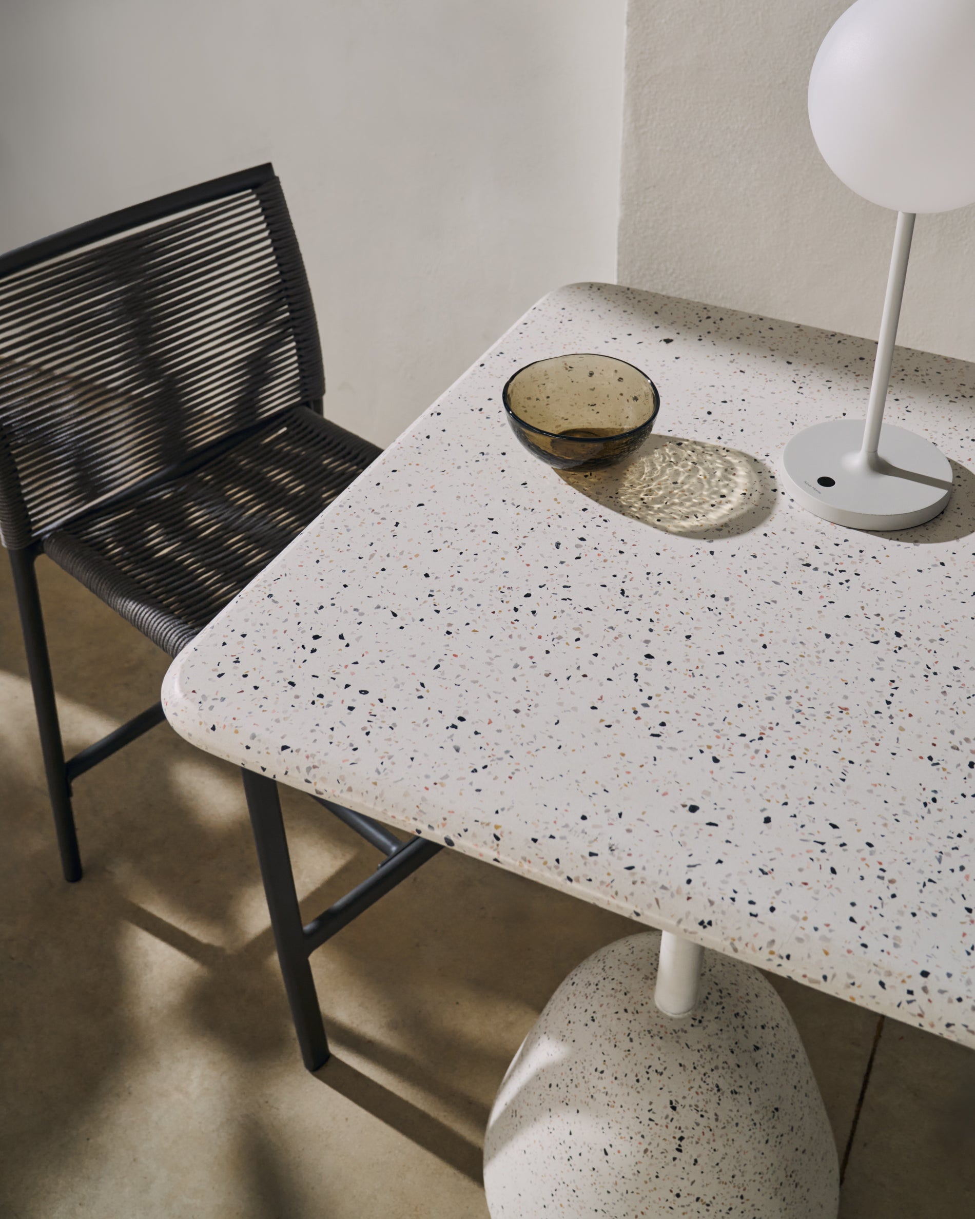 Saura high bar table in white terrazzo with a white terrazzo top, 95 x 70 x 70 cm - Lifestyle