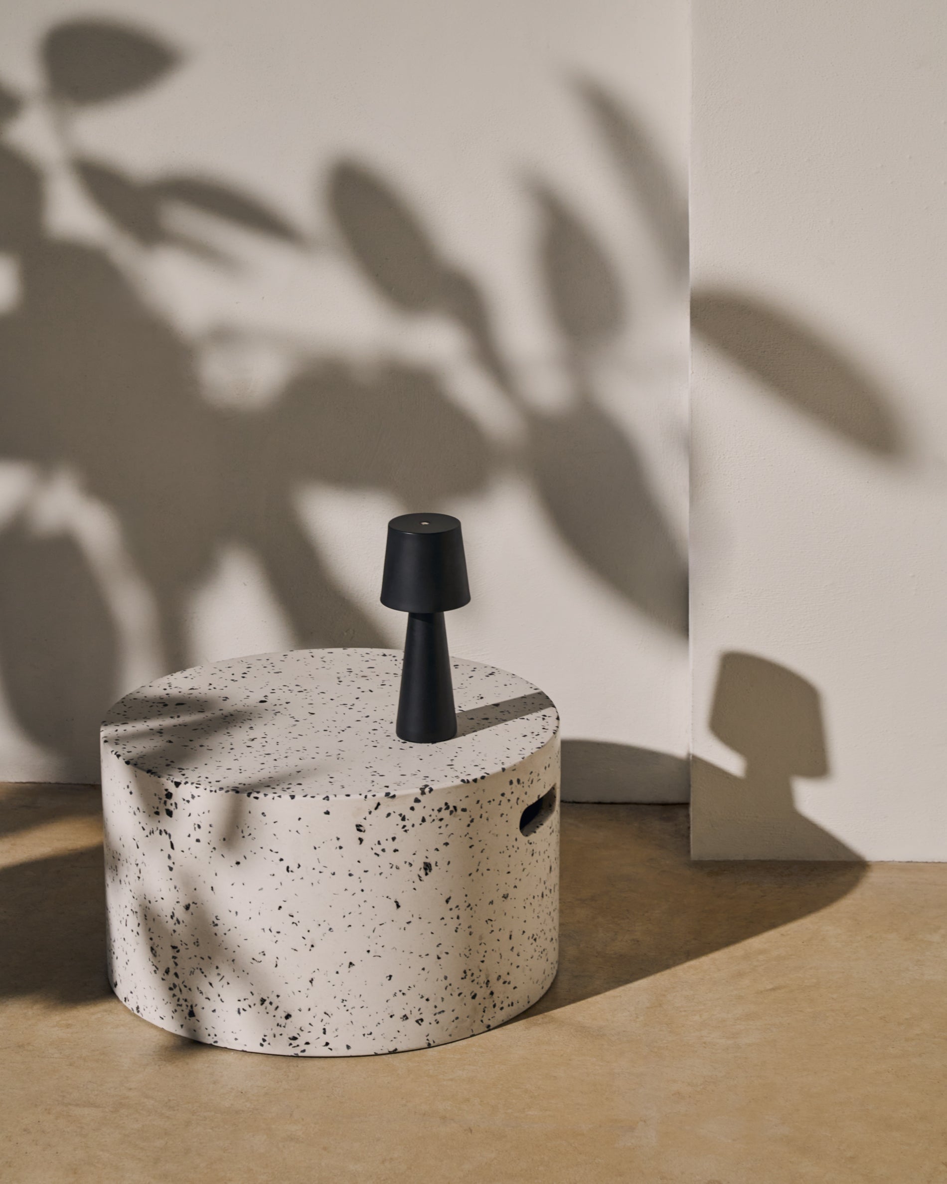 Jenell outdoor terrazzo coffee table in white, Ø 52 cm - Lifestyle