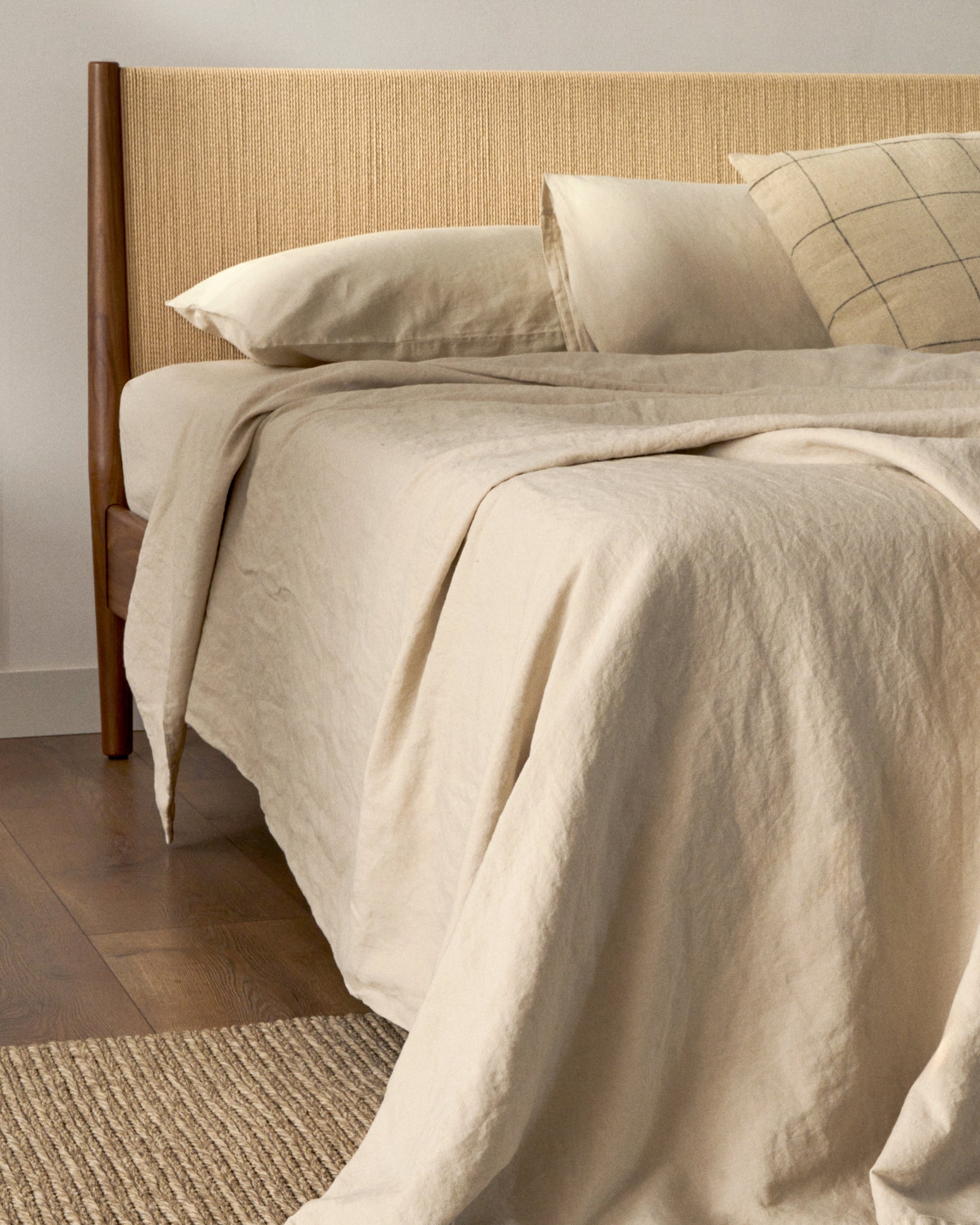 Elan bed in veneer and solid walnut wood with cord mattress 180 x 200 cm FSC Mix Credit - Lifestyle