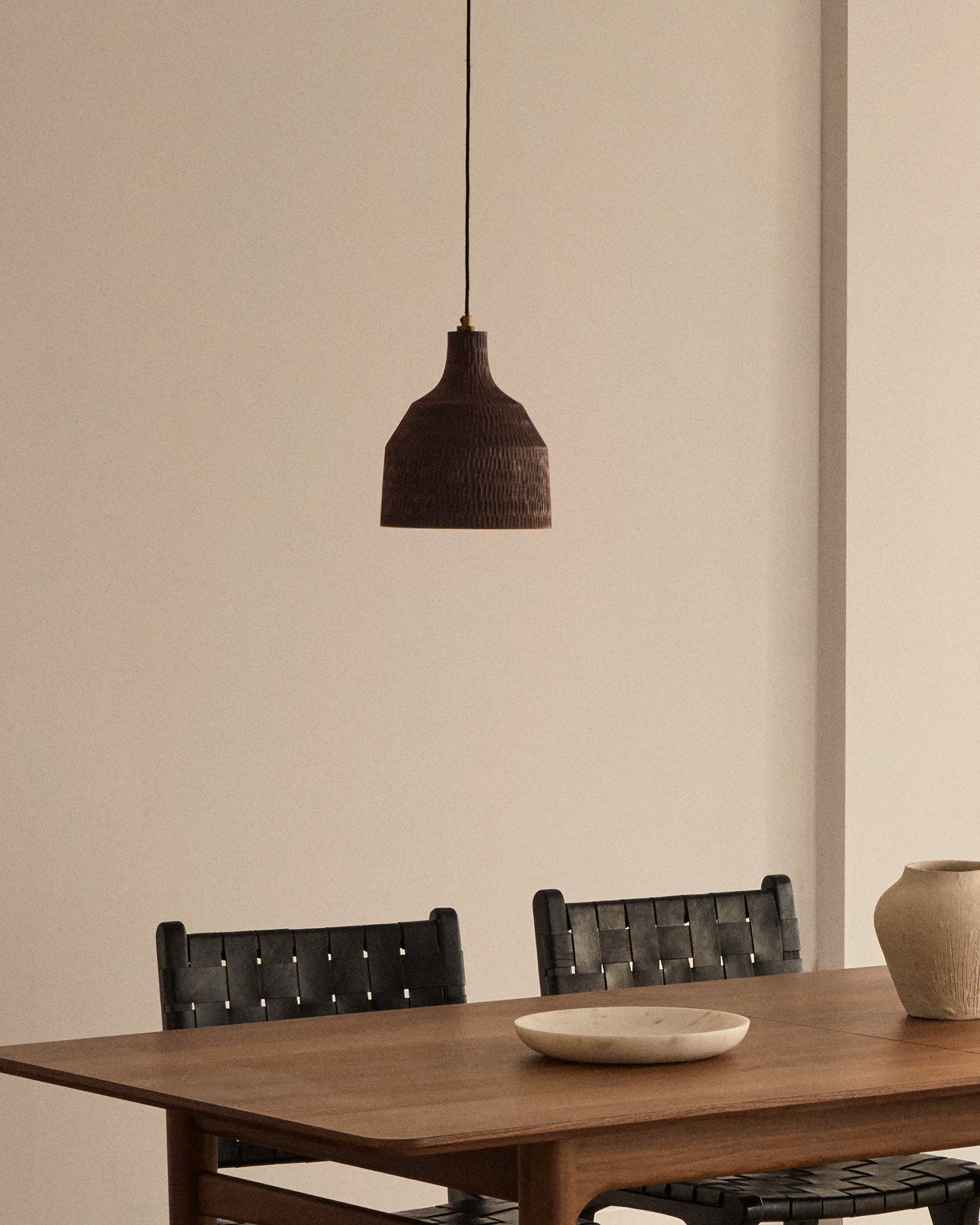 Amire wooden ceiling lamp in a black finish, Ø 21 cm - Lifestyle