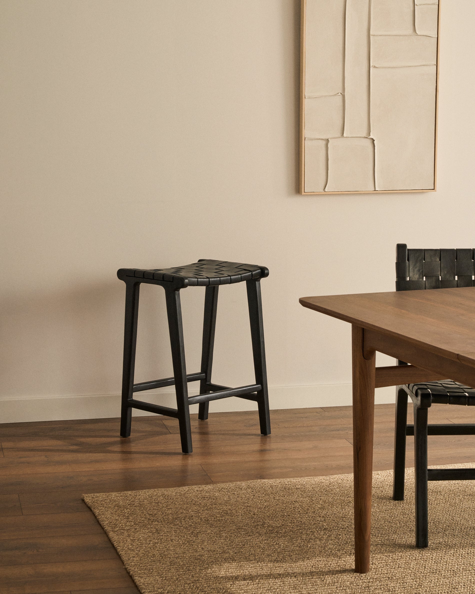 Calixta stool in leather and solid mahogany wood with black finish, 67 cm height - Lifestyle