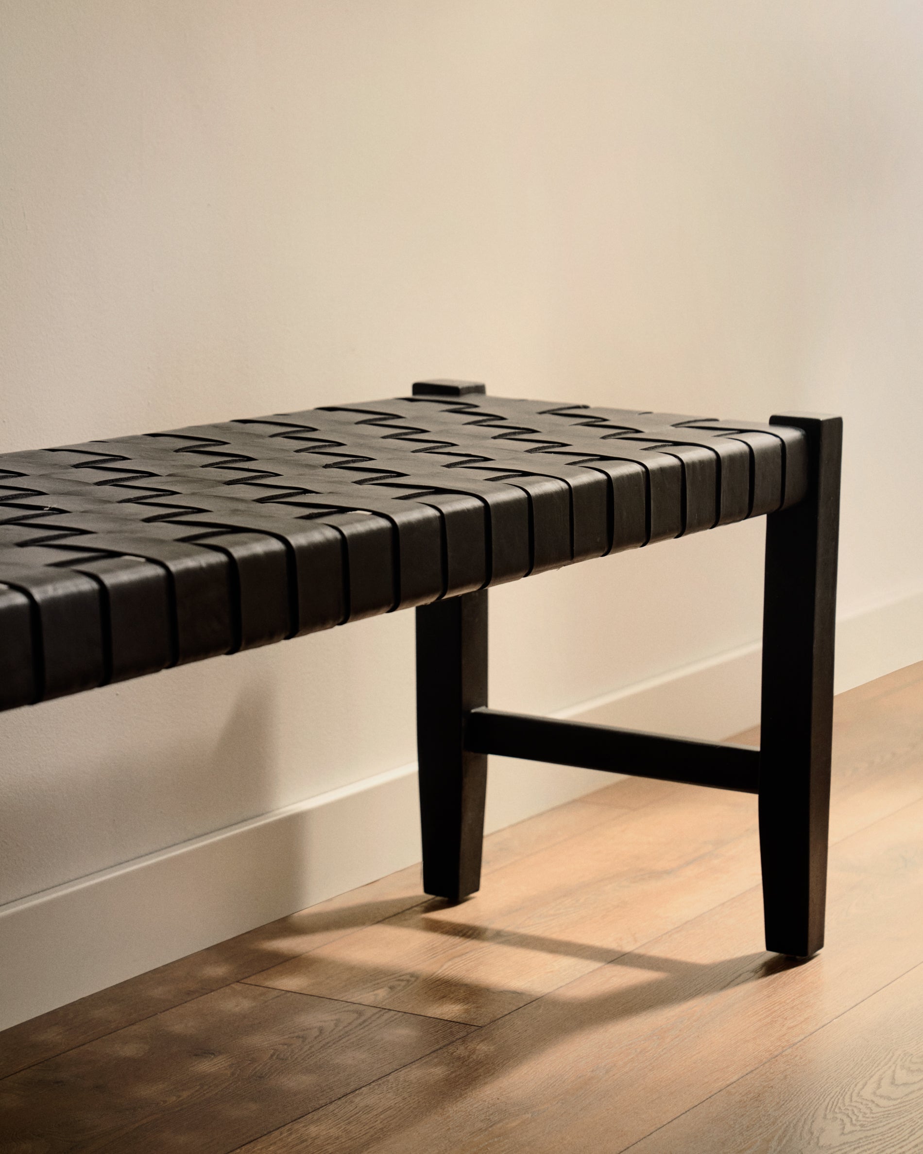 Calixta bench in leather and solid mahogany wood with black finish 120 cm - Lifestyle