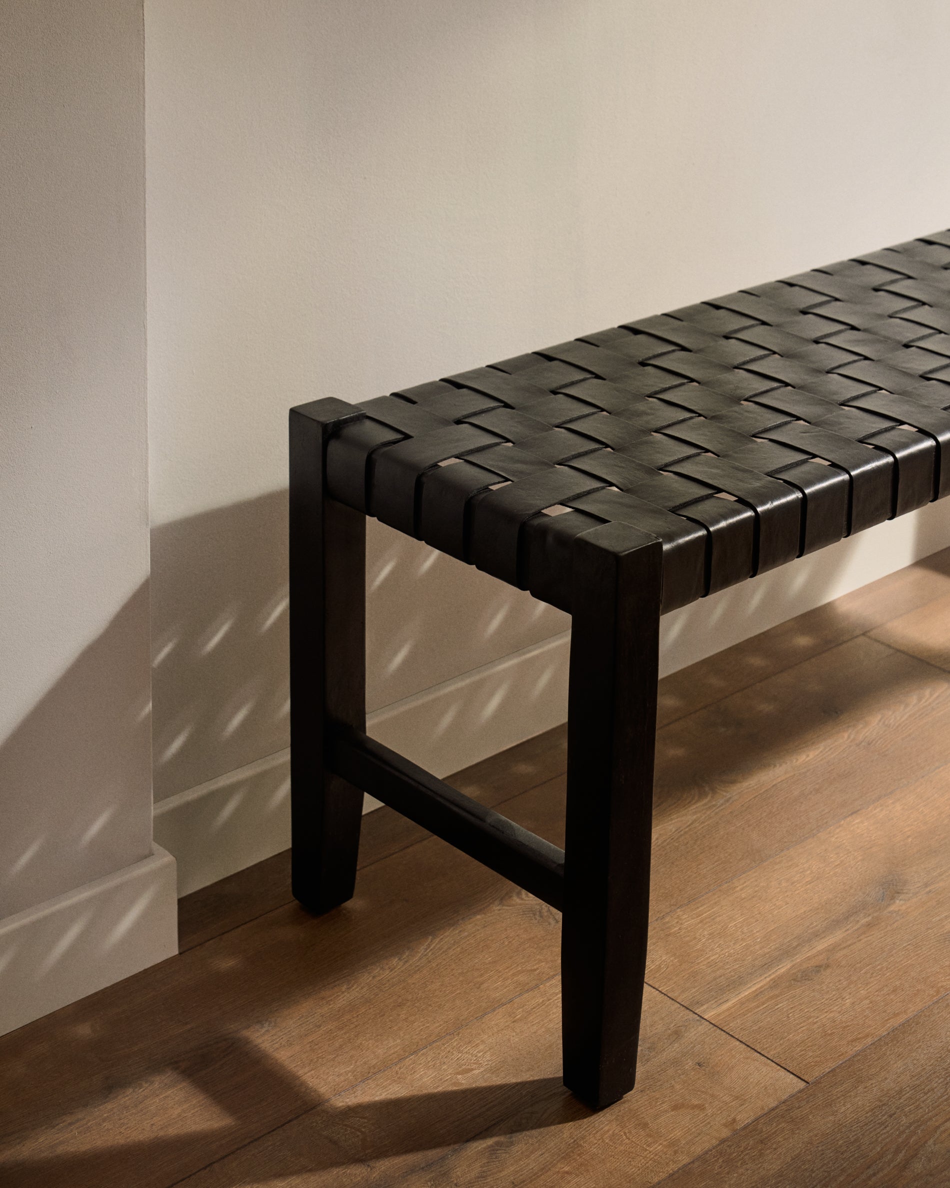 Calixta bench in leather and solid mahogany wood with black finish 120 cm - Lifestyle