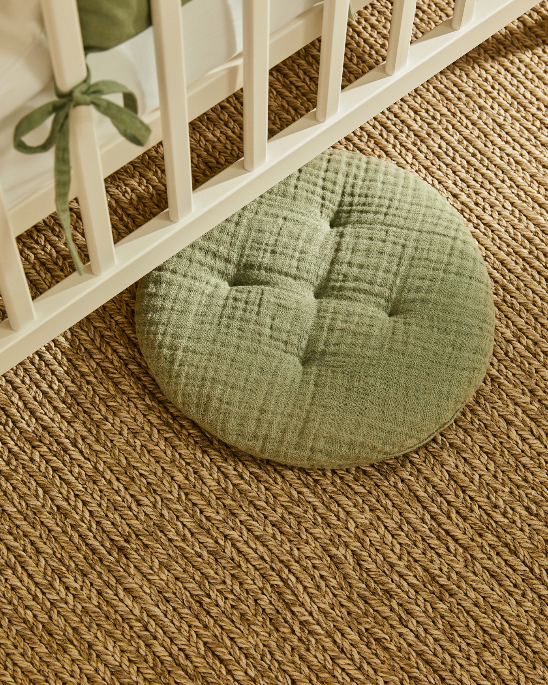 Laily green cushion made of 100% organic cotton, Ø30 cm - Lifestyle