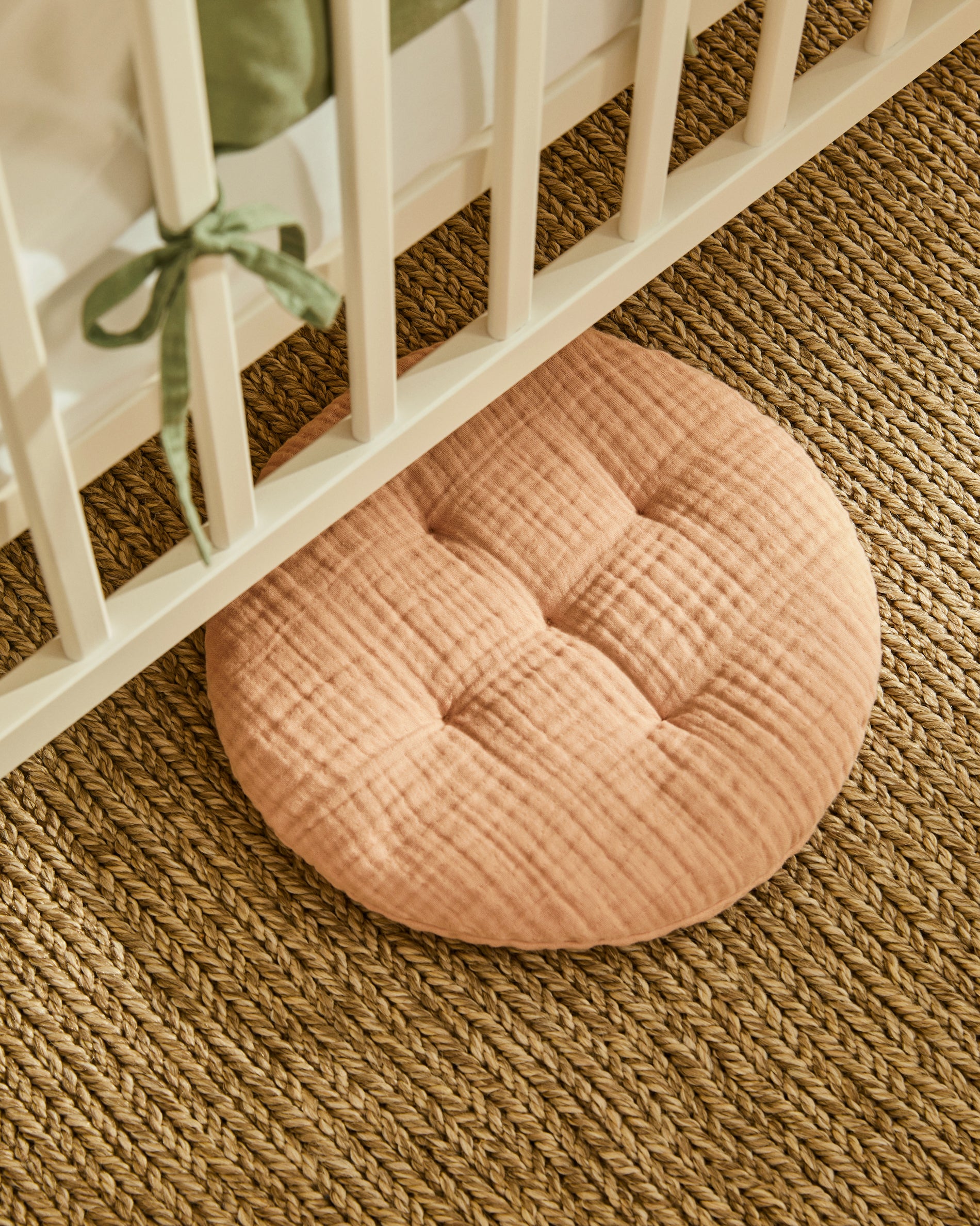 Laily pink cushion made of 100% organic cotton, Ø30 cm - Lifestyle