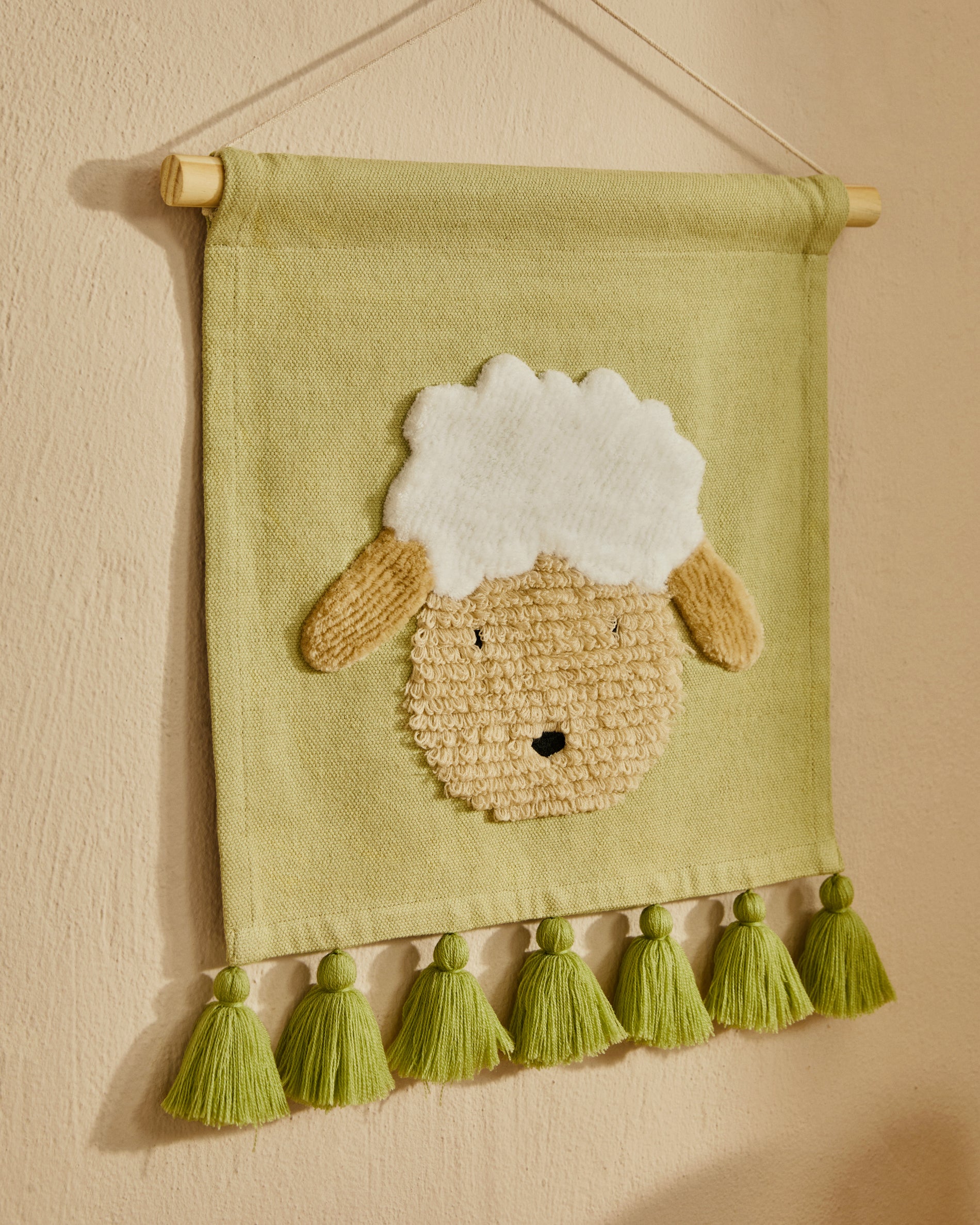 Milu wall tapestry in green cotton with a sheep and green tassels - Lifestyle