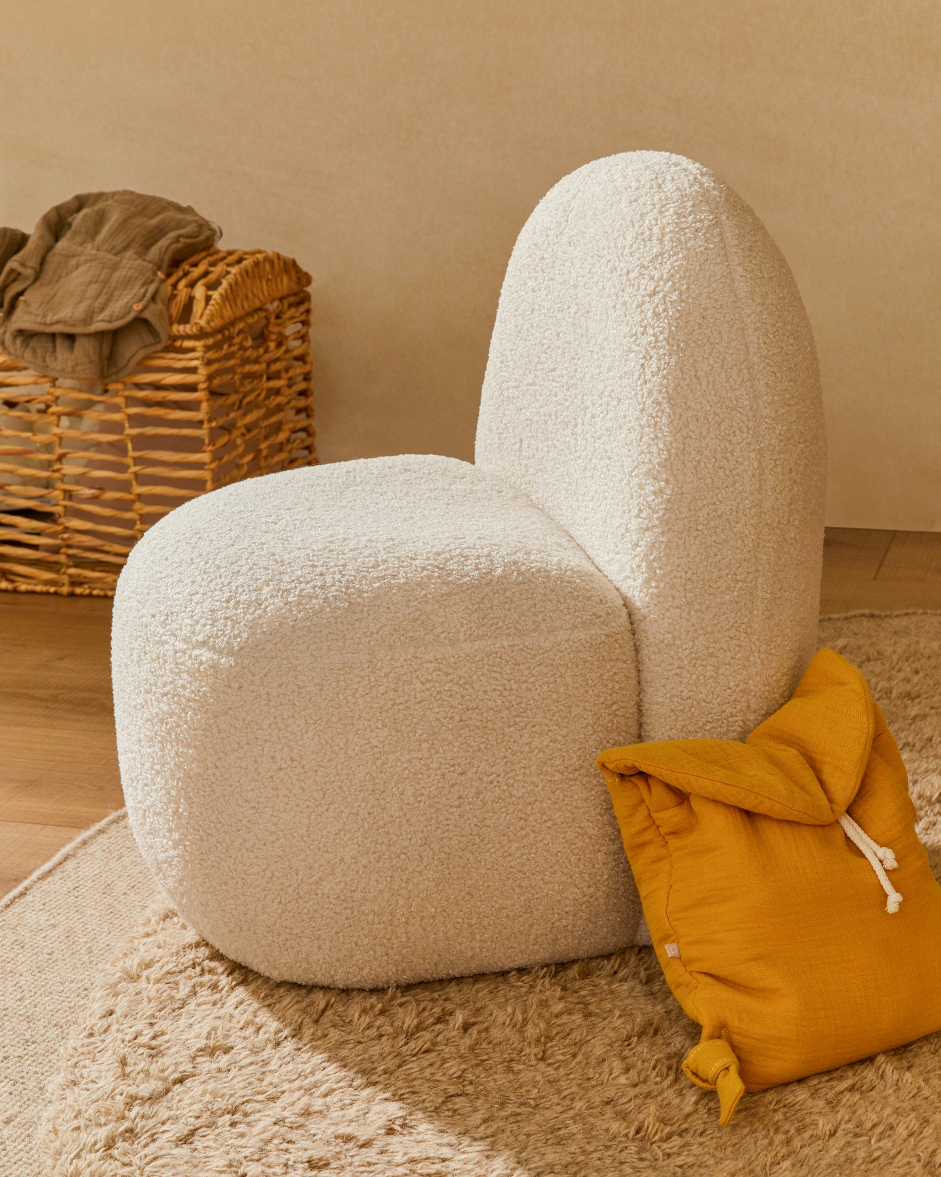 Bucky child’s armchair in white bouclé FSC 100% - Lifestyle