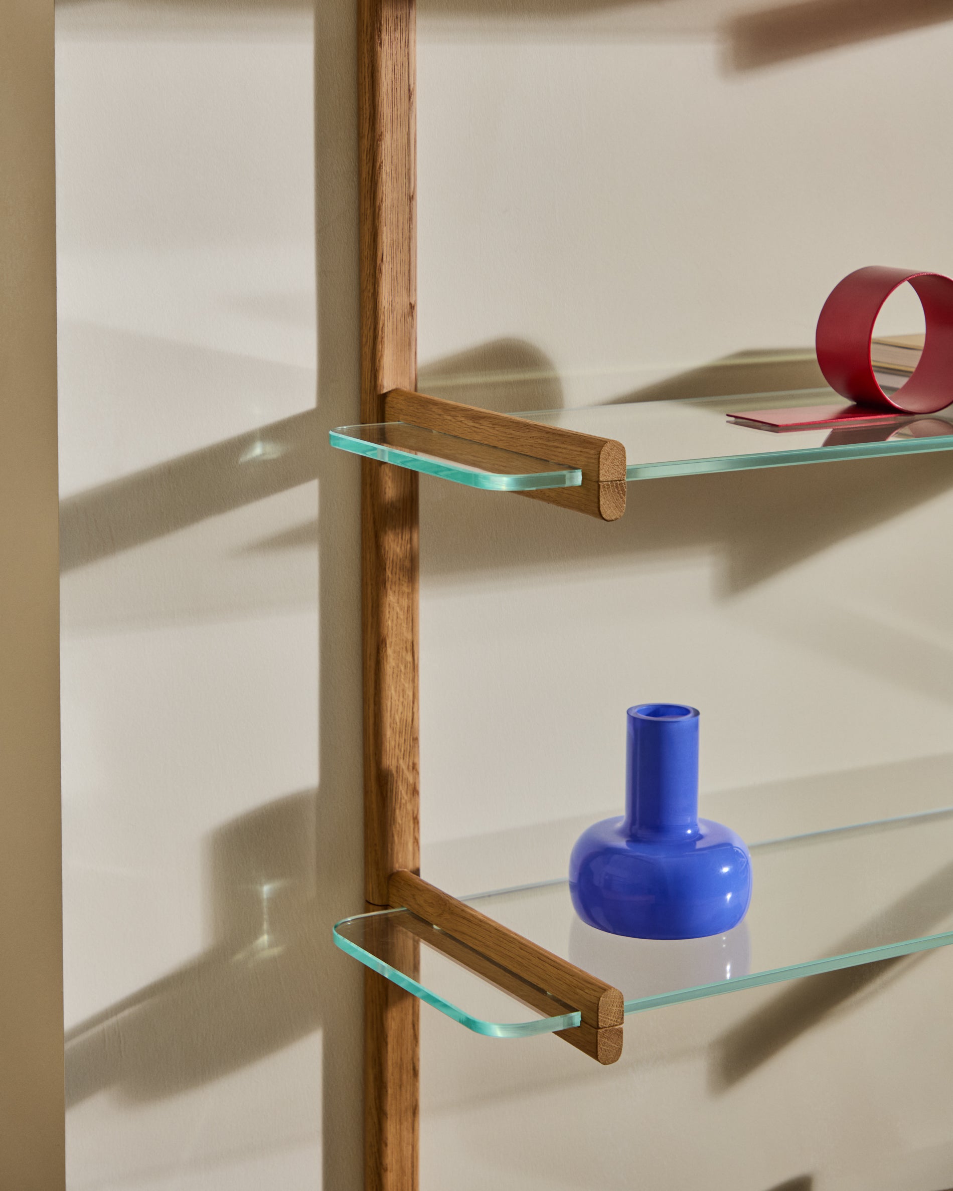 Sitra modular shelf, 6 glass shelves and FSC Mix Credit solid oak wood, 110 cm - Lifestyle