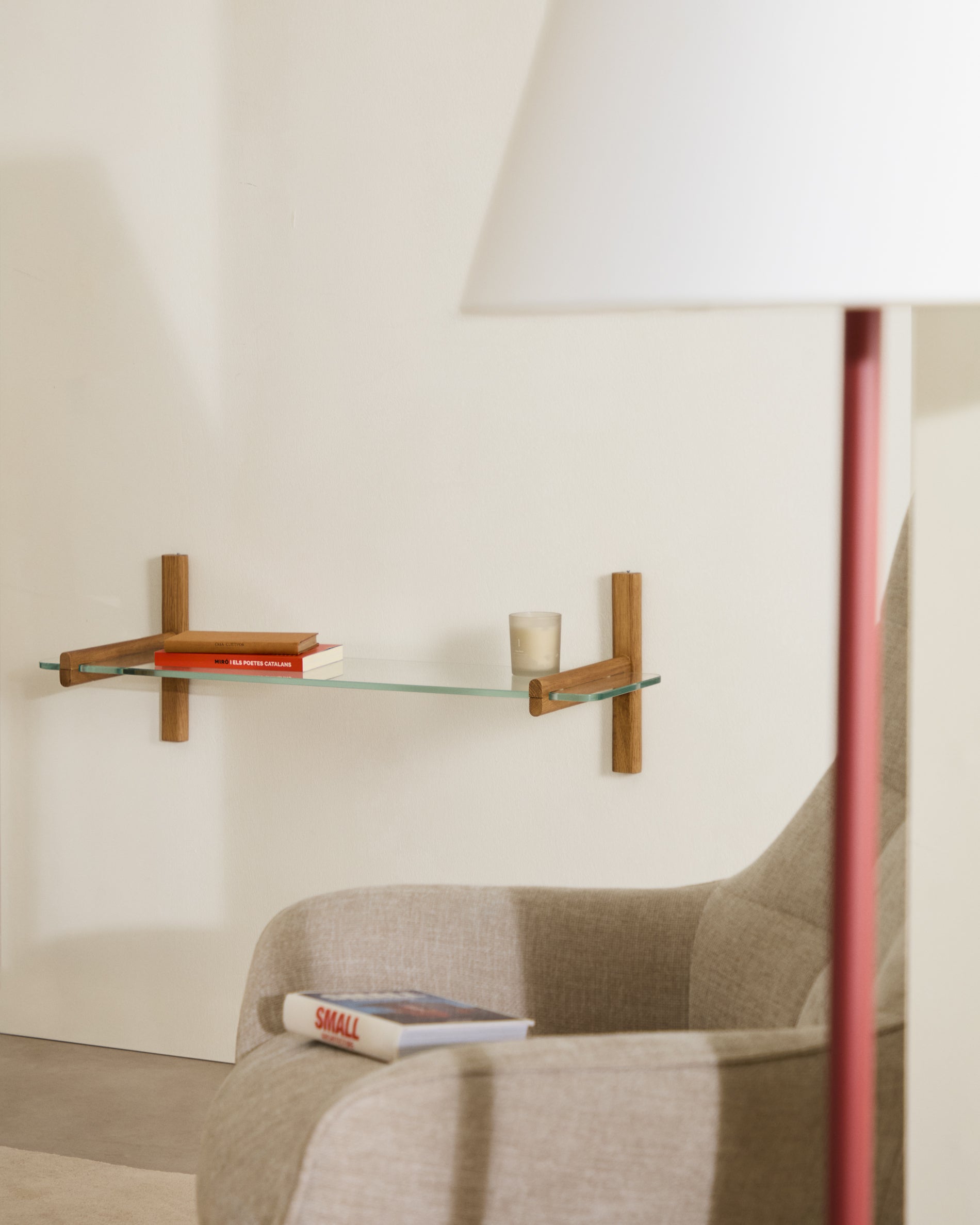 Sitra modular shelf, 1 glass shelf and FSC Mix Credit solid oak wood, 90 cm - Lifestyle